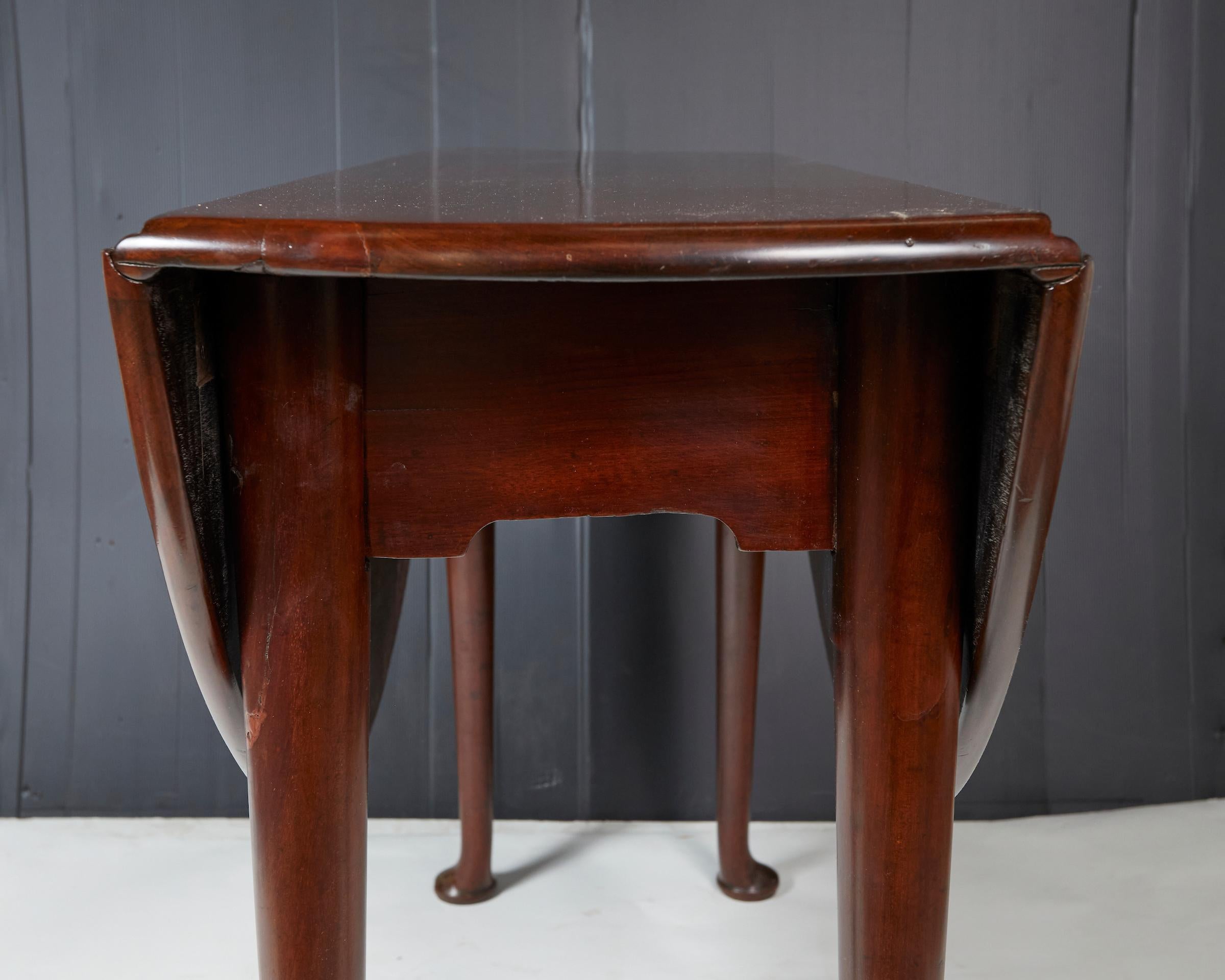 Mahogany Queen Anne Drop Leaf Table In Good Condition In Montreal, QC
