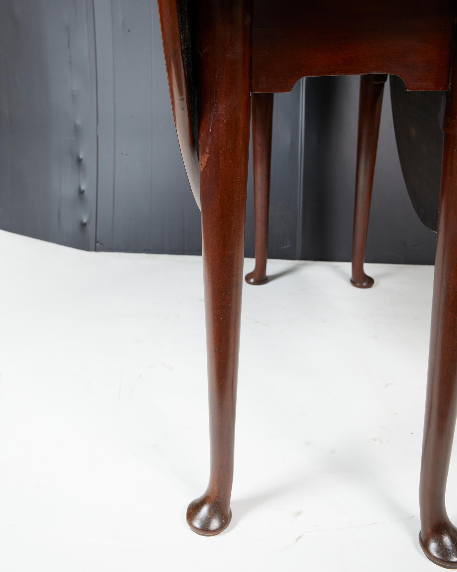 Mahogany Queen Anne Drop Leaf Table In Good Condition In Montreal, QC