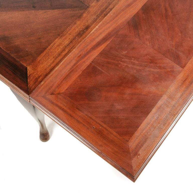 Mahogany Queen Anne-Style Draw-leaf Table In Excellent Condition In Vancouver, British Columbia