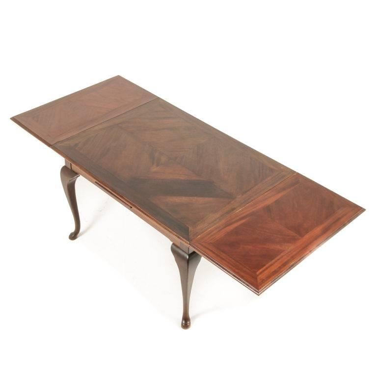 Mid-20th Century Mahogany Queen Anne-Style Draw-leaf Table