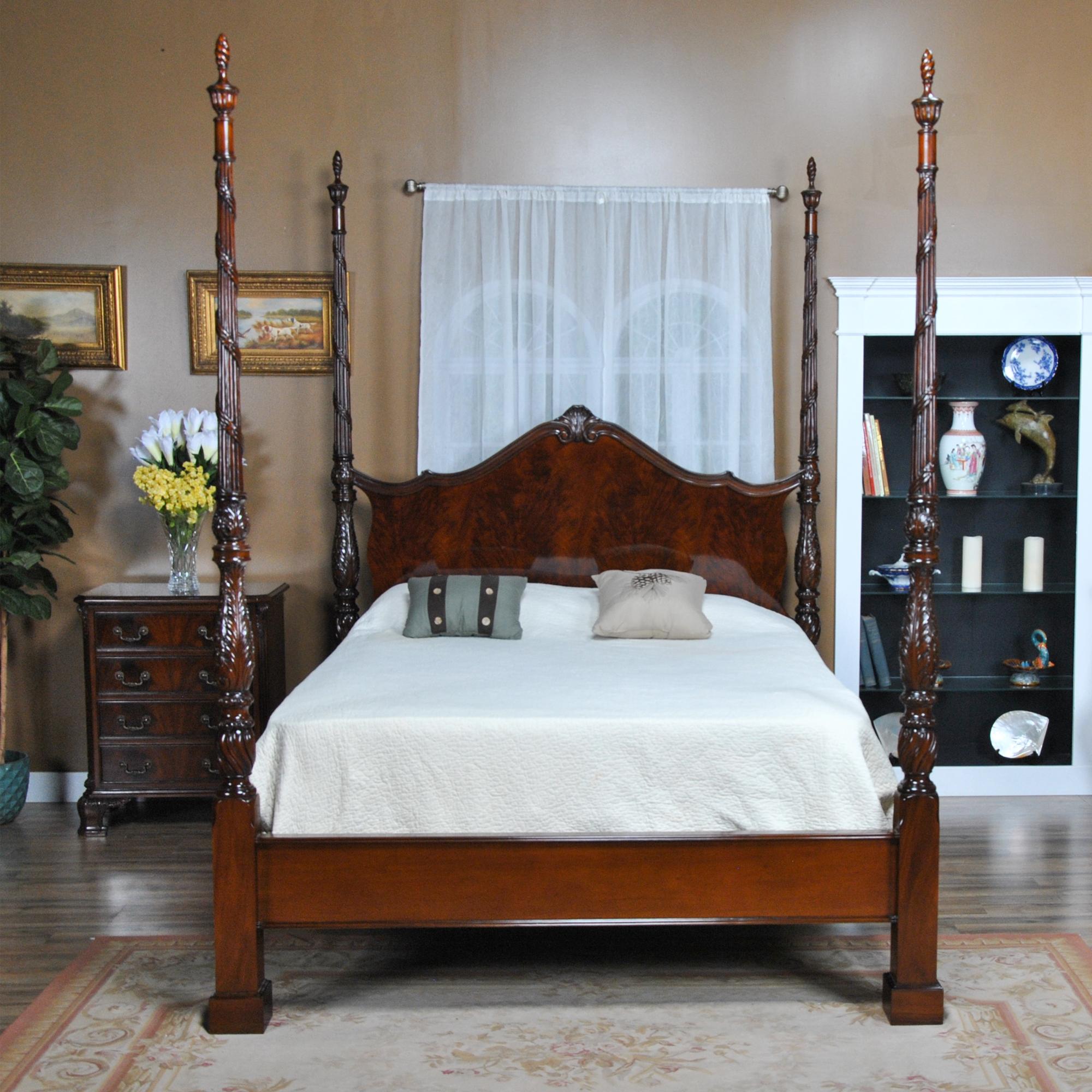 Mahagoni-Bett in Queen-Größe mit vier Postern  im Angebot 3