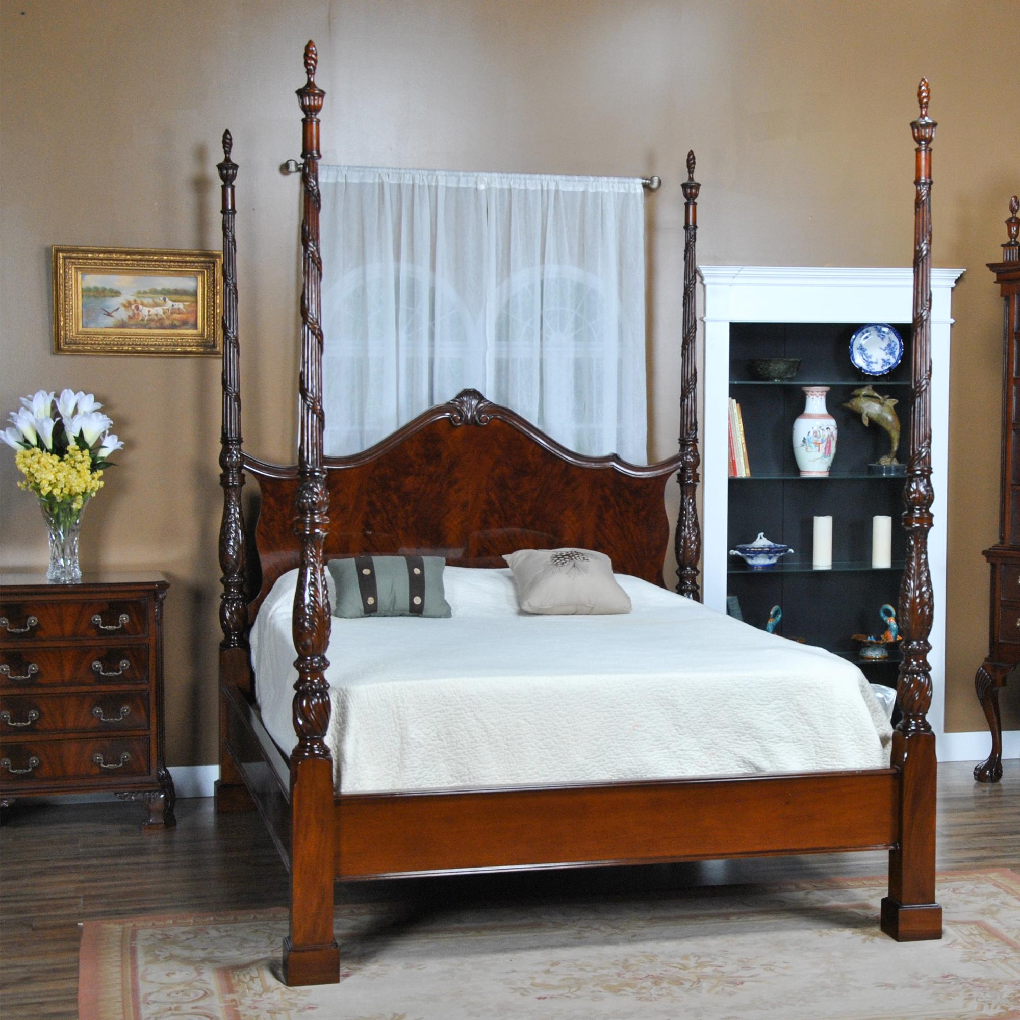 Mahagoni-Bett in Queen-Größe mit vier Postern  im Angebot 5