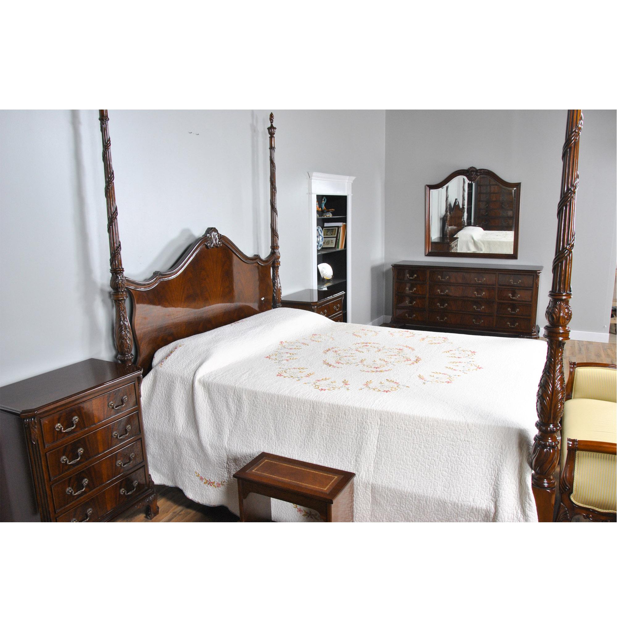 Mahagoni-Bett in Queen-Größe mit vier Postern  (21. Jahrhundert und zeitgenössisch) im Angebot