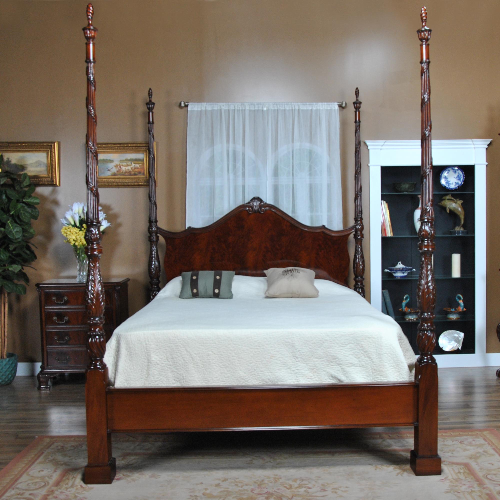 Mahagoni-Bett in Queen-Größe mit vier Postern  im Angebot 1