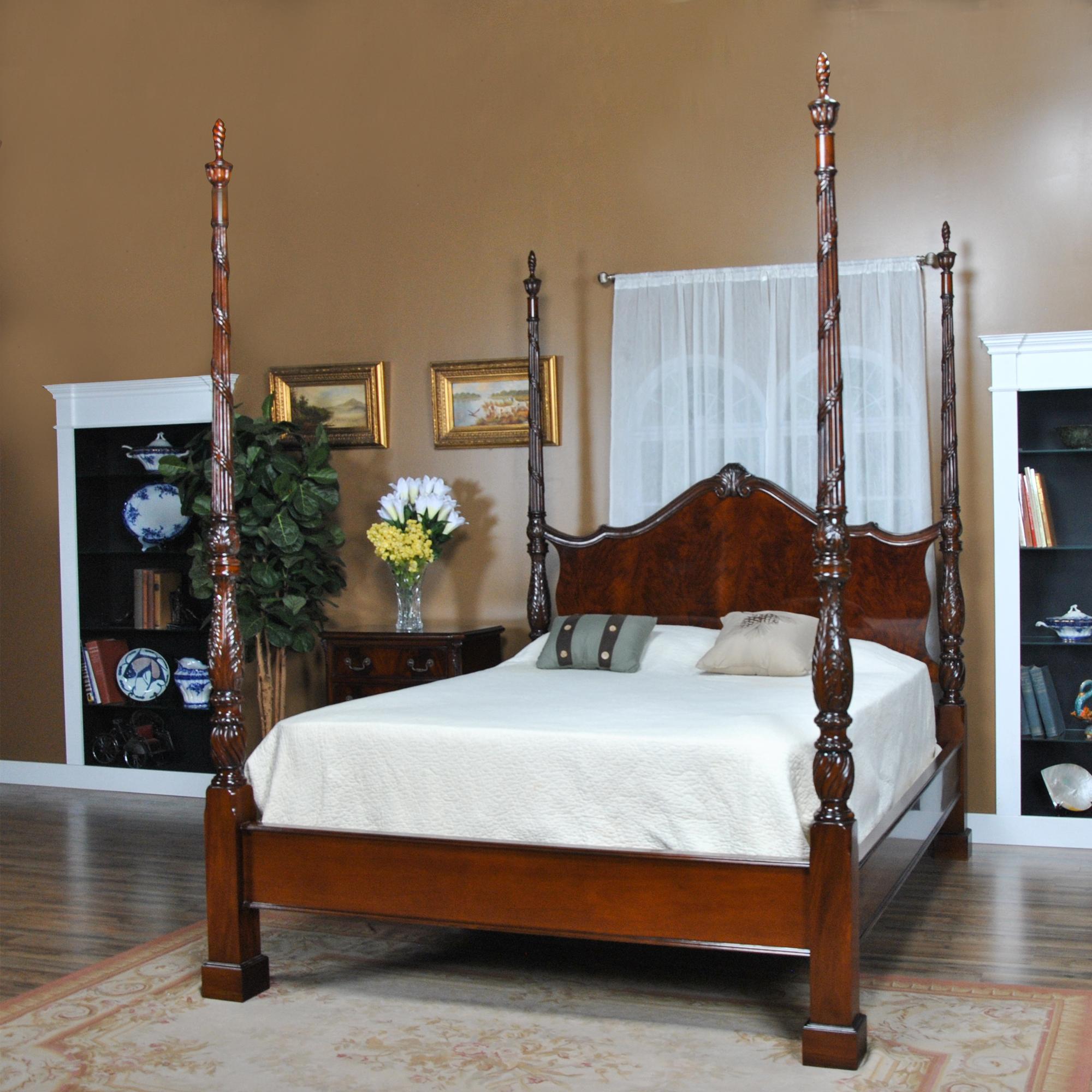 Mahagoni-Bett in Queen-Größe mit vier Postern  im Angebot 2