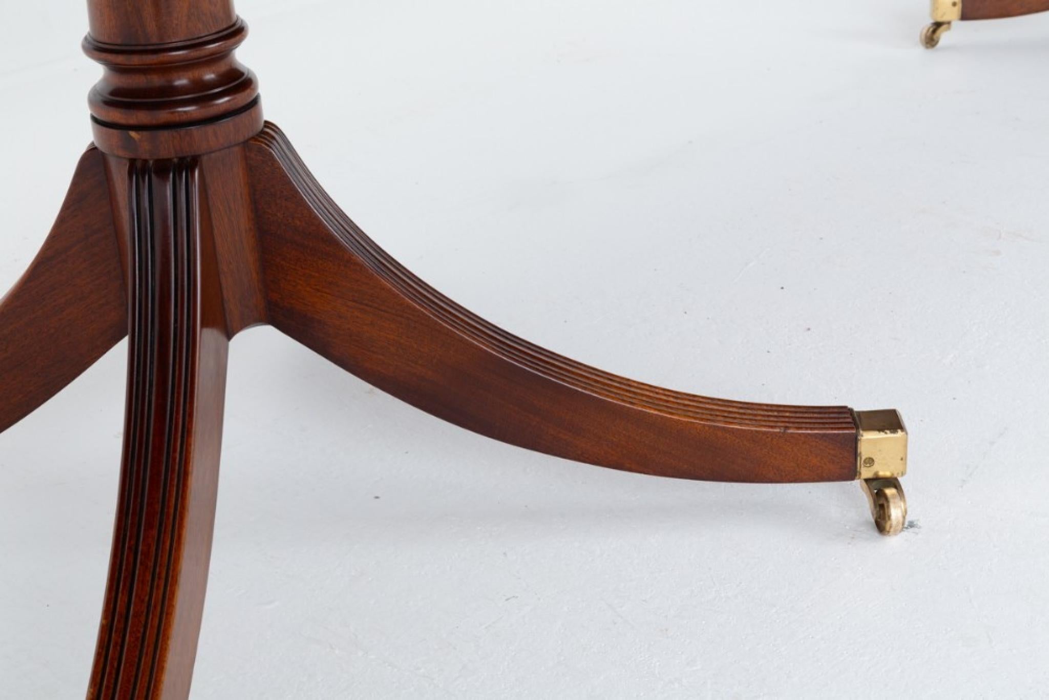 Mahagoni Regency Revival Esstisch mit 2 Sockeln
Dieser Esstisch besteht aus 2 Sockeln mit elegant geschwungenen Beinen, die in Messingrollen und Gewehrlaufsäulen enden
CIRCA 1910
Die Tischplatte lässt sich ausziehen, um bis zu 2 zusätzliche Platten