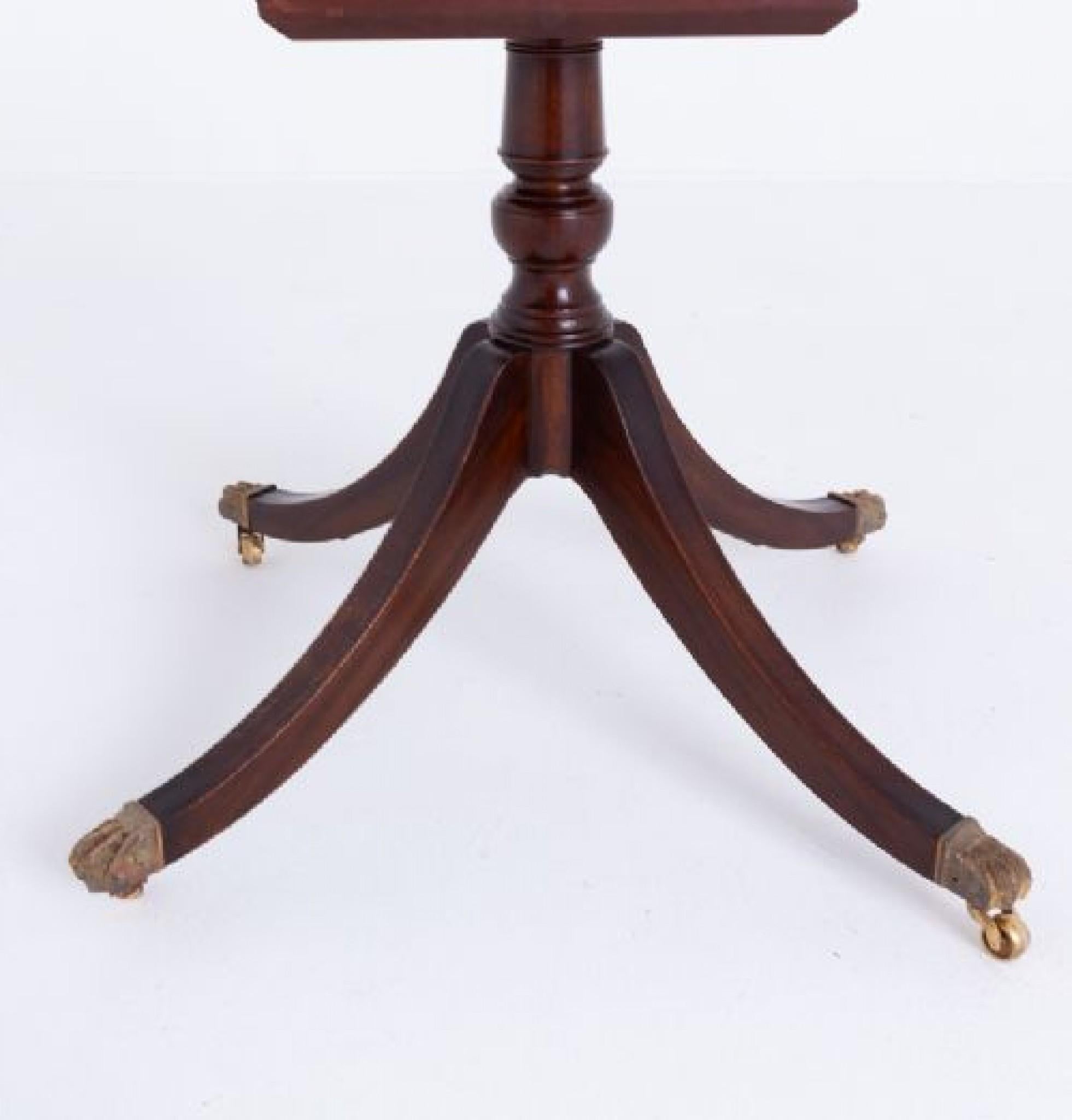 Table de salle à manger néo-Régence à 3 piédestaux en acajou en vente 4