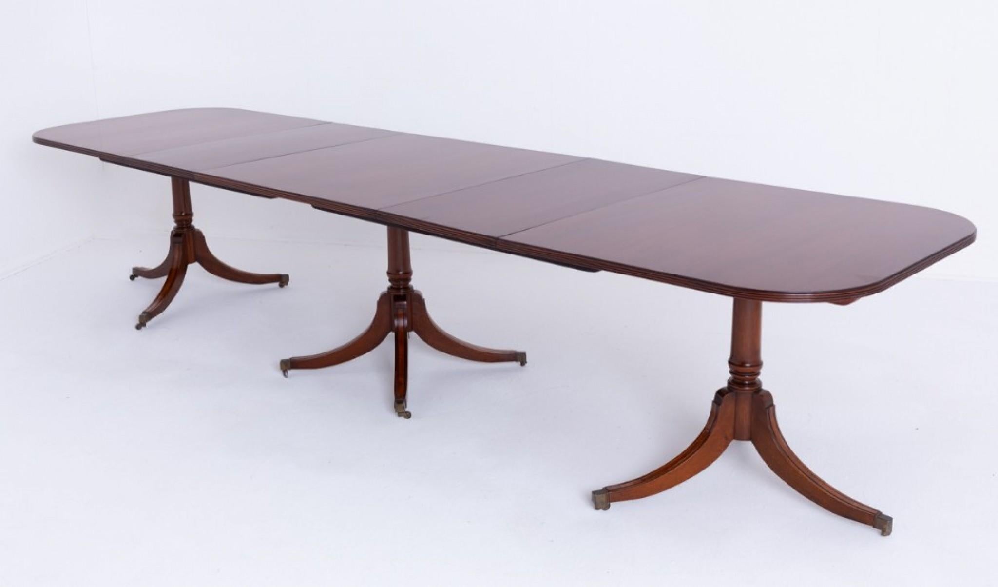 Table de salle à manger néo-Régence à 3 piédestaux en acajou en vente 6