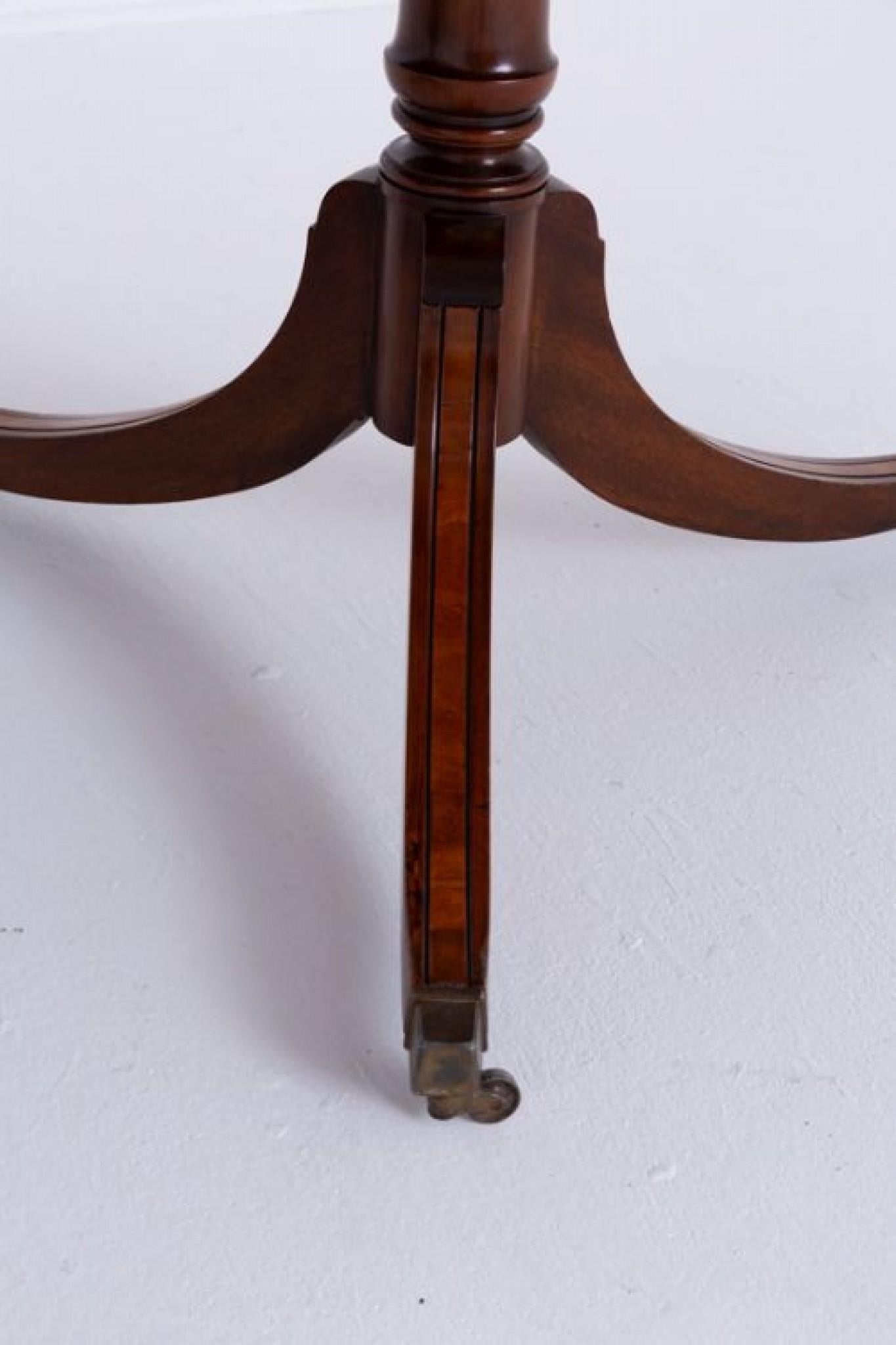 Cette table repose sur 3 piédestaux avec d'élégants pieds balayés et des roulettes à caisson.
La table se déploie à l'aide d'un mécanisme de traction pour accepter jusqu'à 2 feuilles supplémentaires.
Le plateau de la table est orné d'une moulure à