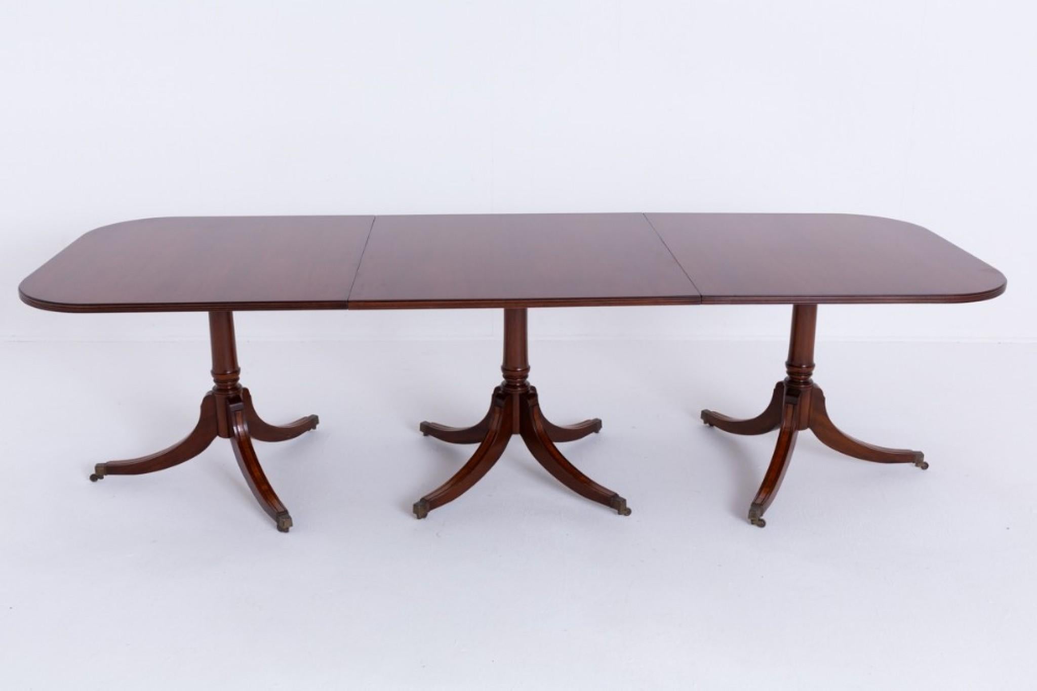 Regency Table de salle à manger néo-Régence à 3 piédestaux en acajou en vente
