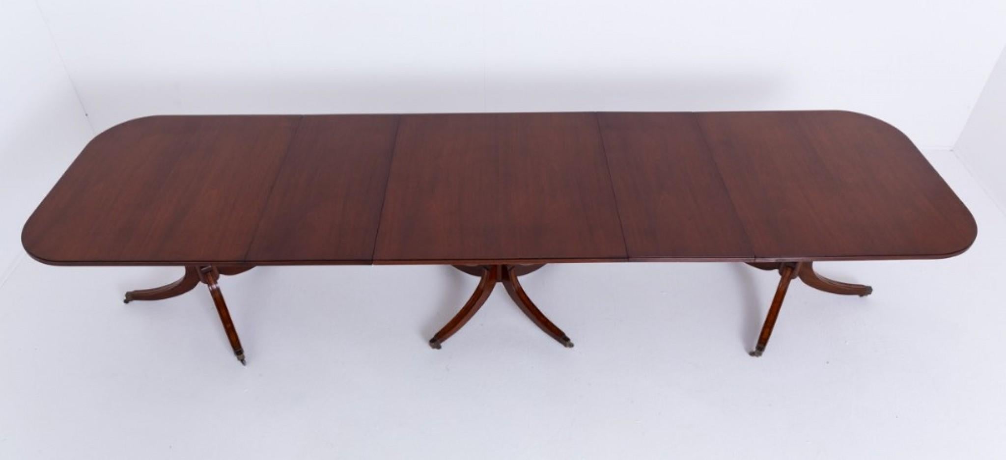 Table de salle à manger néo-Régence à 3 piédestaux en acajou Bon état - En vente à Potters Bar, GB