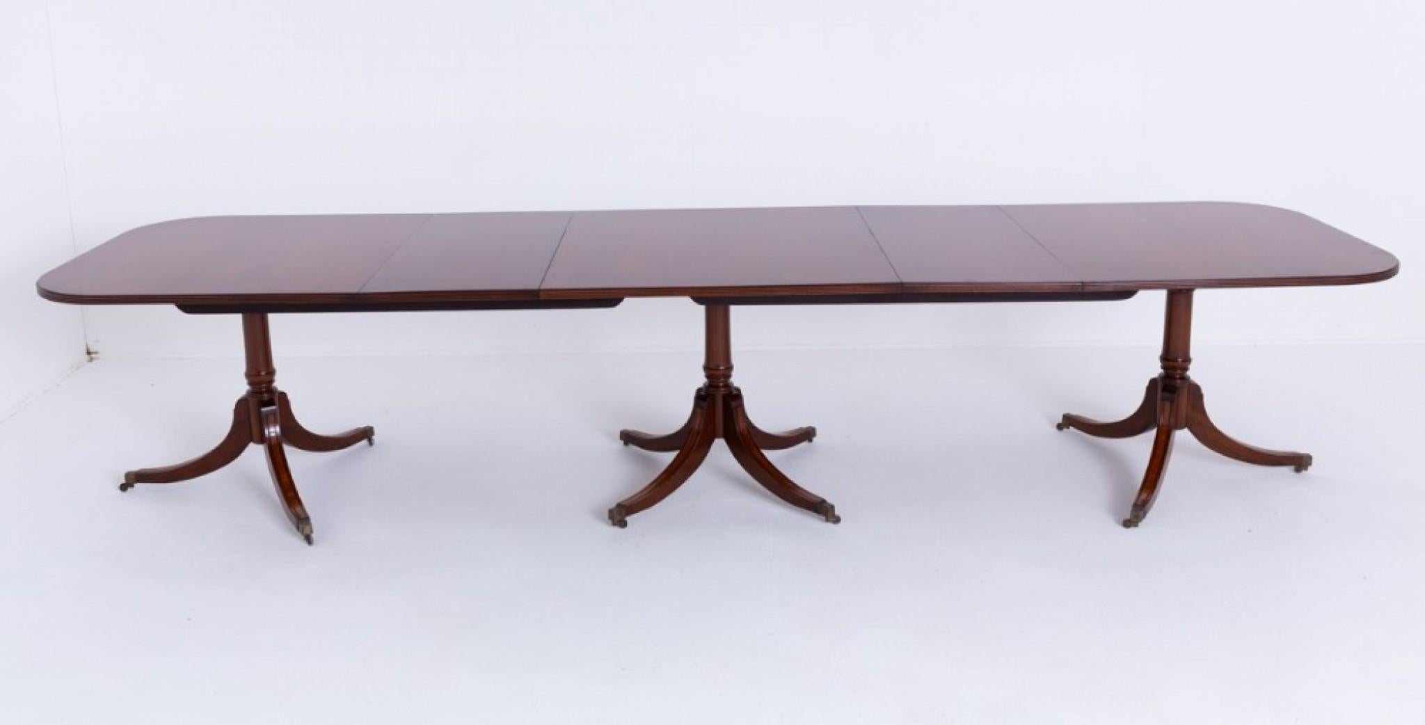Fin du 20e siècle Table de salle à manger néo-Régence à 3 piédestaux en acajou en vente