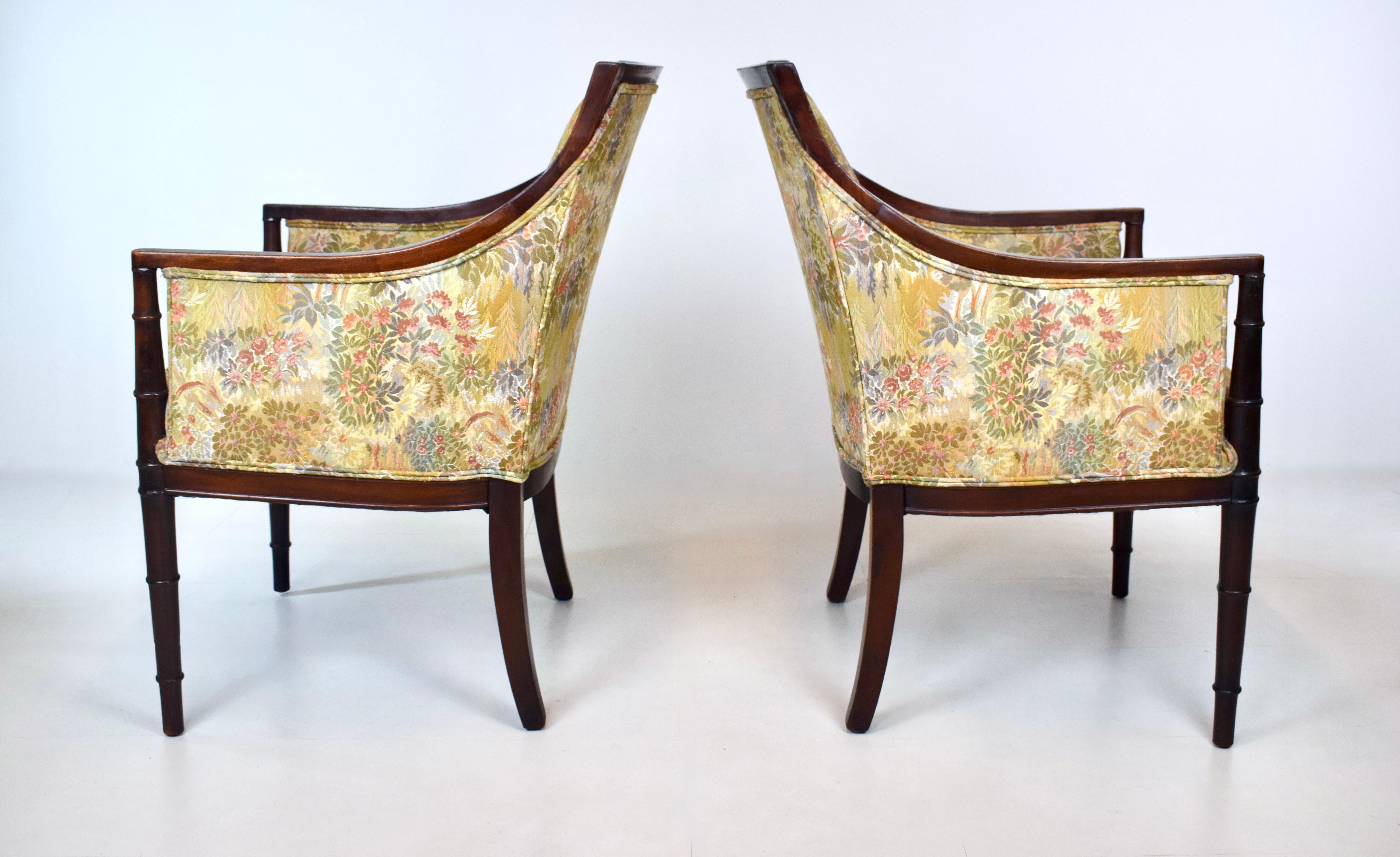 Metà XX secolo Sedie da salotto in stile Regency in mogano, coppia in vendita