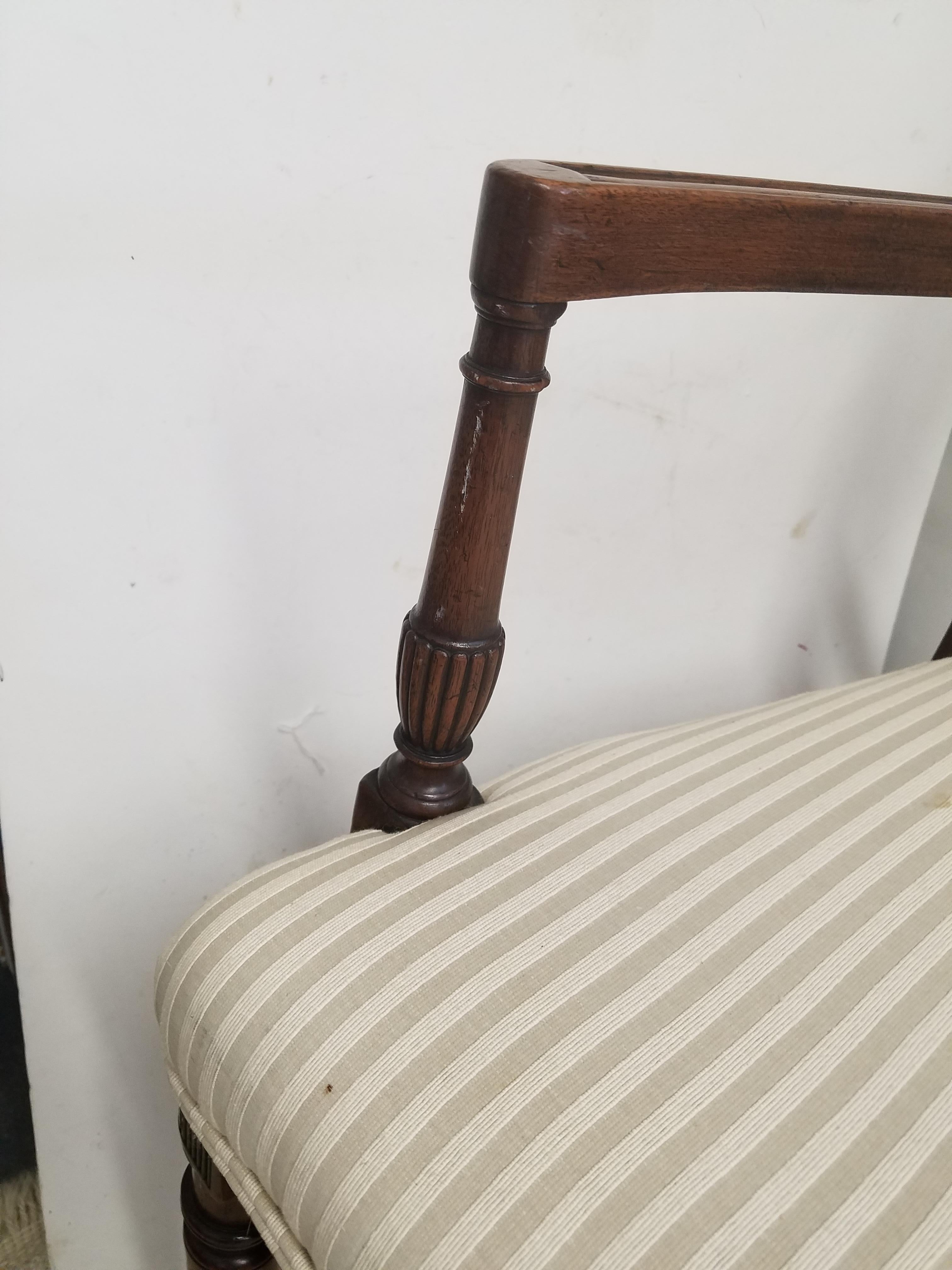 Maße: 55,5 B x 23,5 T x 34 H Sitzhöhe 18
Wunderschönes, hochwertiges Sofa im Regency-Stil aus der Mitte des 20. Jahrhunderts, gepolstert mit einem elfenbeinfarbenen Streifenstoff. Der Rücken mit einer dreifachen Stuhlform mit eleganten Details.