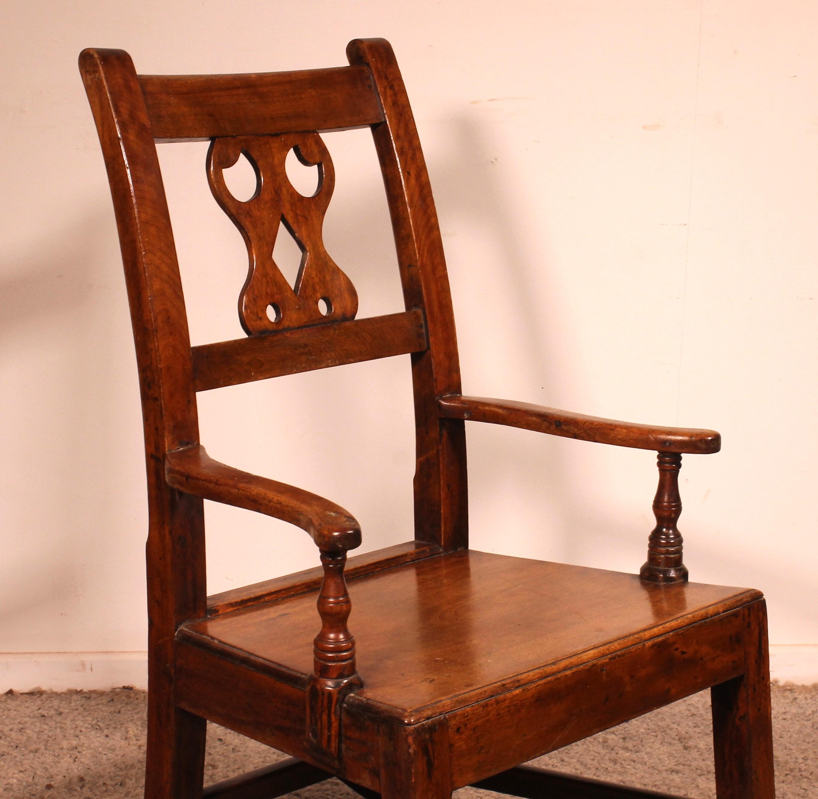 Rocking Chair in mahogany from the 18th century fromWales in mahogany
Rare piece of good quality

The armrests are slightly curved and have a little turning

sturdy and very decorative armchair