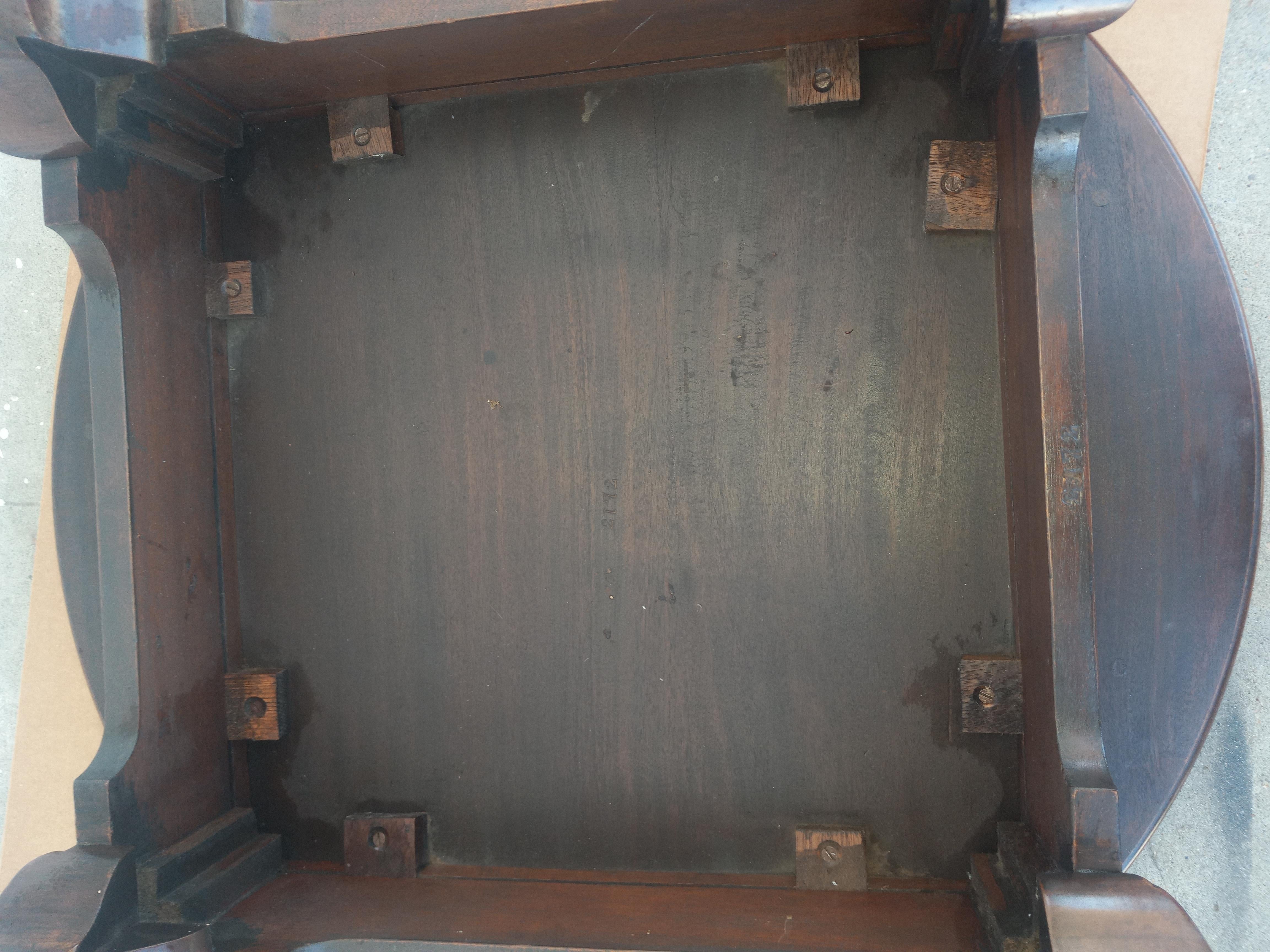 Mid-Century Modern Mahogany Round Table For Sale