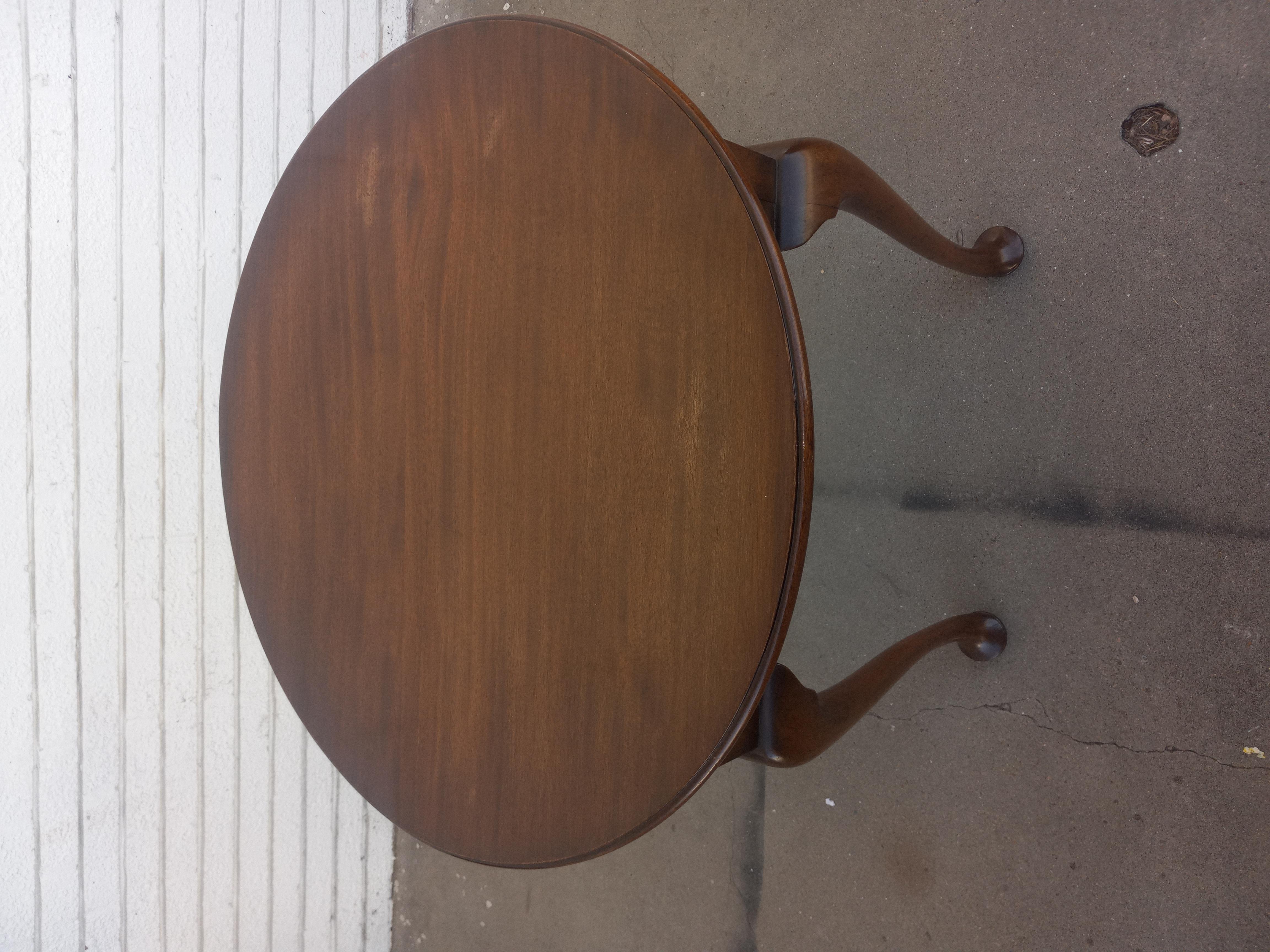 Mahogany Round Table In Good Condition For Sale In Pasadena, TX