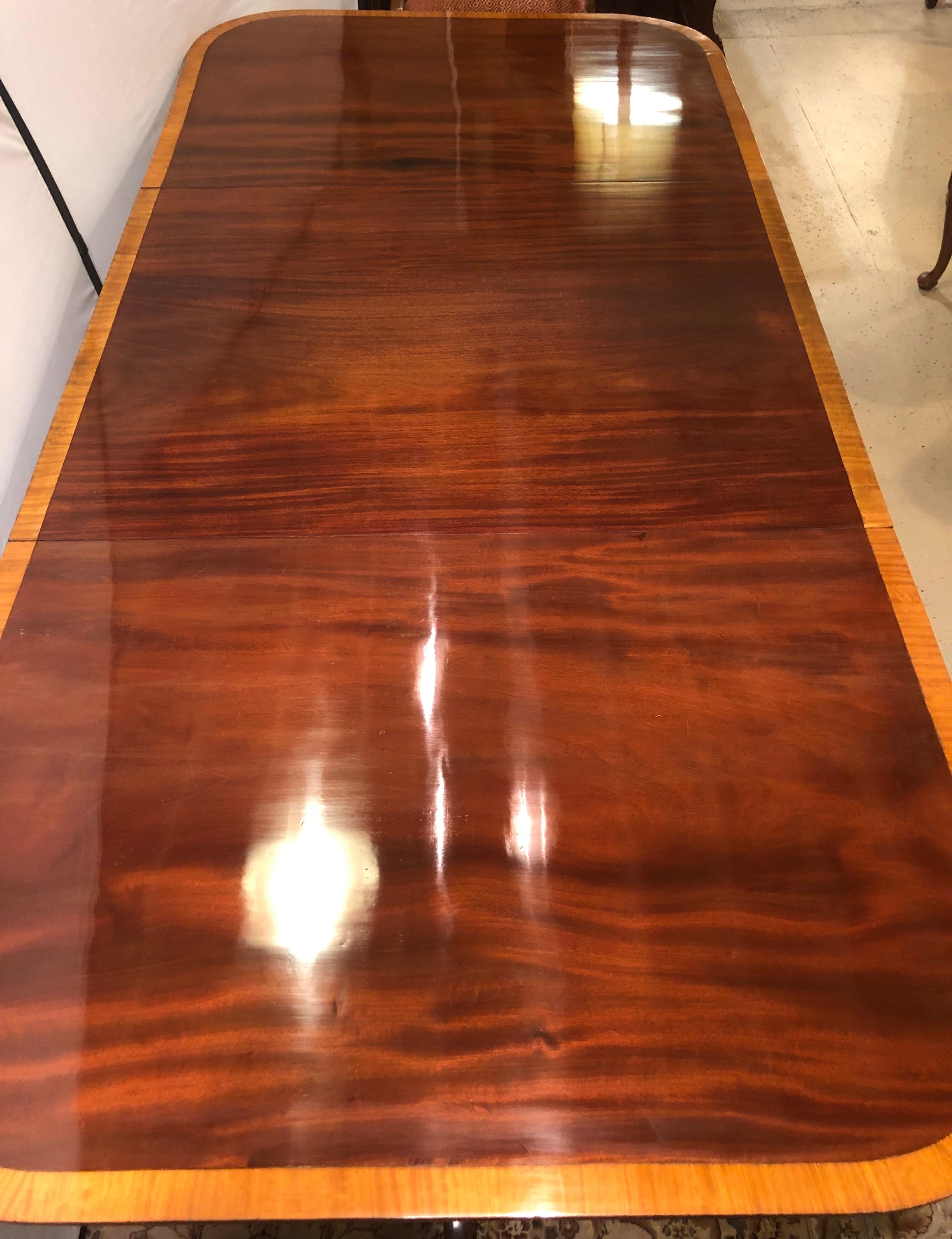 Mahogany Satinwood Banded Georgian Style Triple Pedestal Dining Table In Good Condition In Stamford, CT