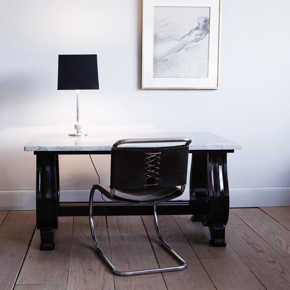 Die muskulöse Eleganz des Schneckenfußes ist eine Hommage an die Régence, doch die kühnen Proportionen sind dem Art déco zuzuordnen. Was uns anzieht, ist die ausdrucksstarke Qualität nicht nur des Designs, sondern auch des MATERIALs: Das Holz ist so