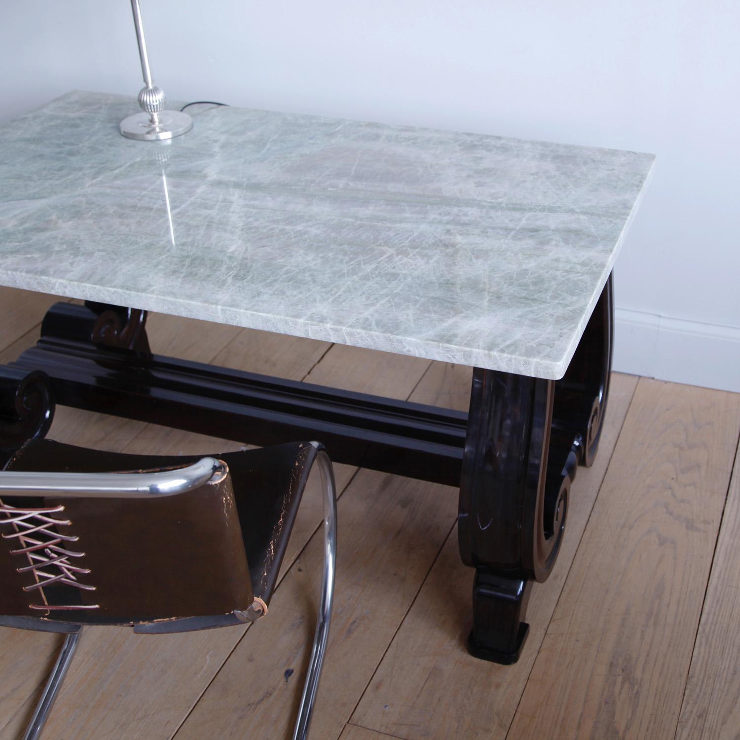 Mahagoni-Tisch mit Rollfuß und brasilianischer Quarzplatte (Art déco) im Angebot