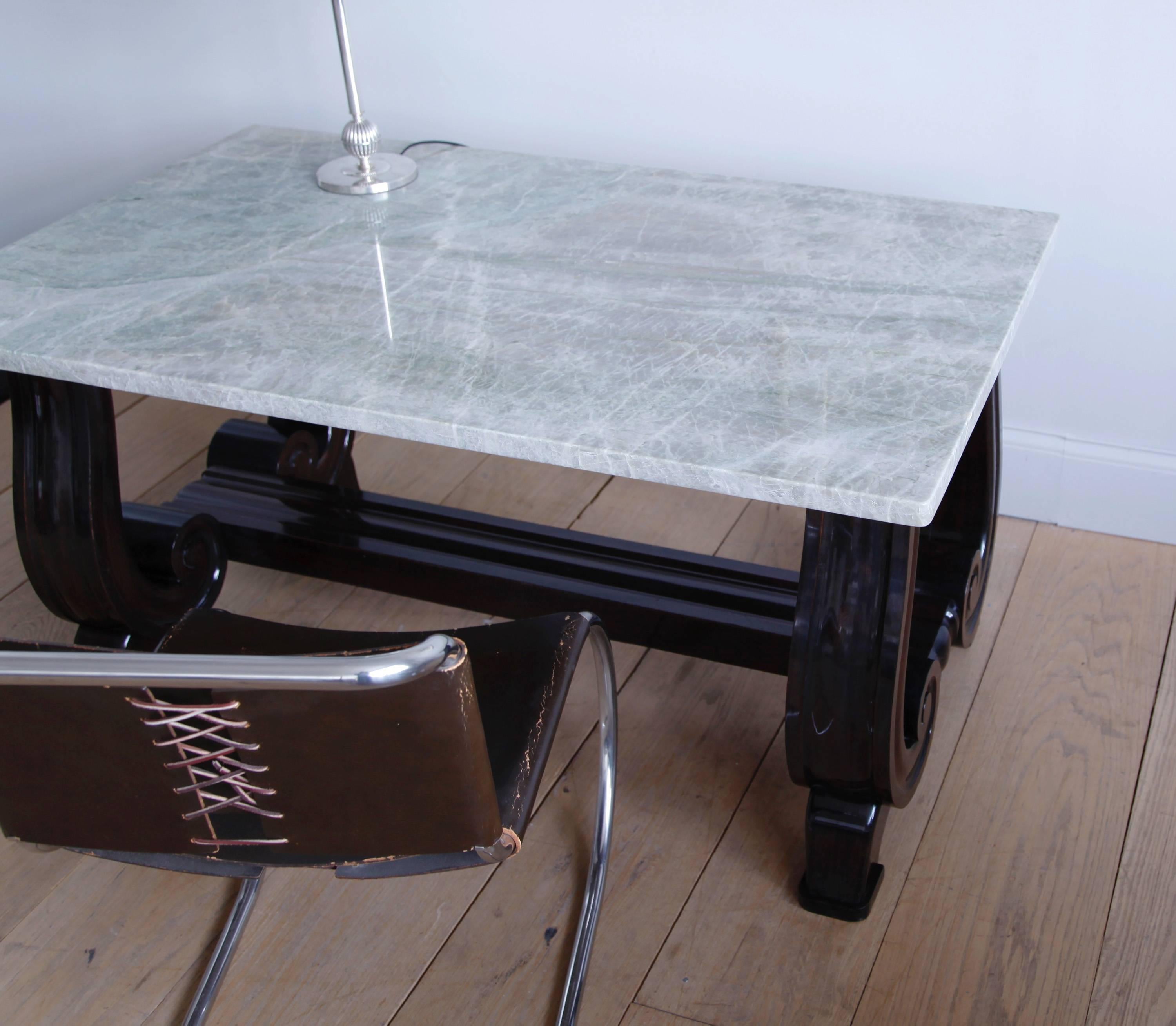 Mesa francesa de caoba con base de volutas y tapa de piedra Francés en venta