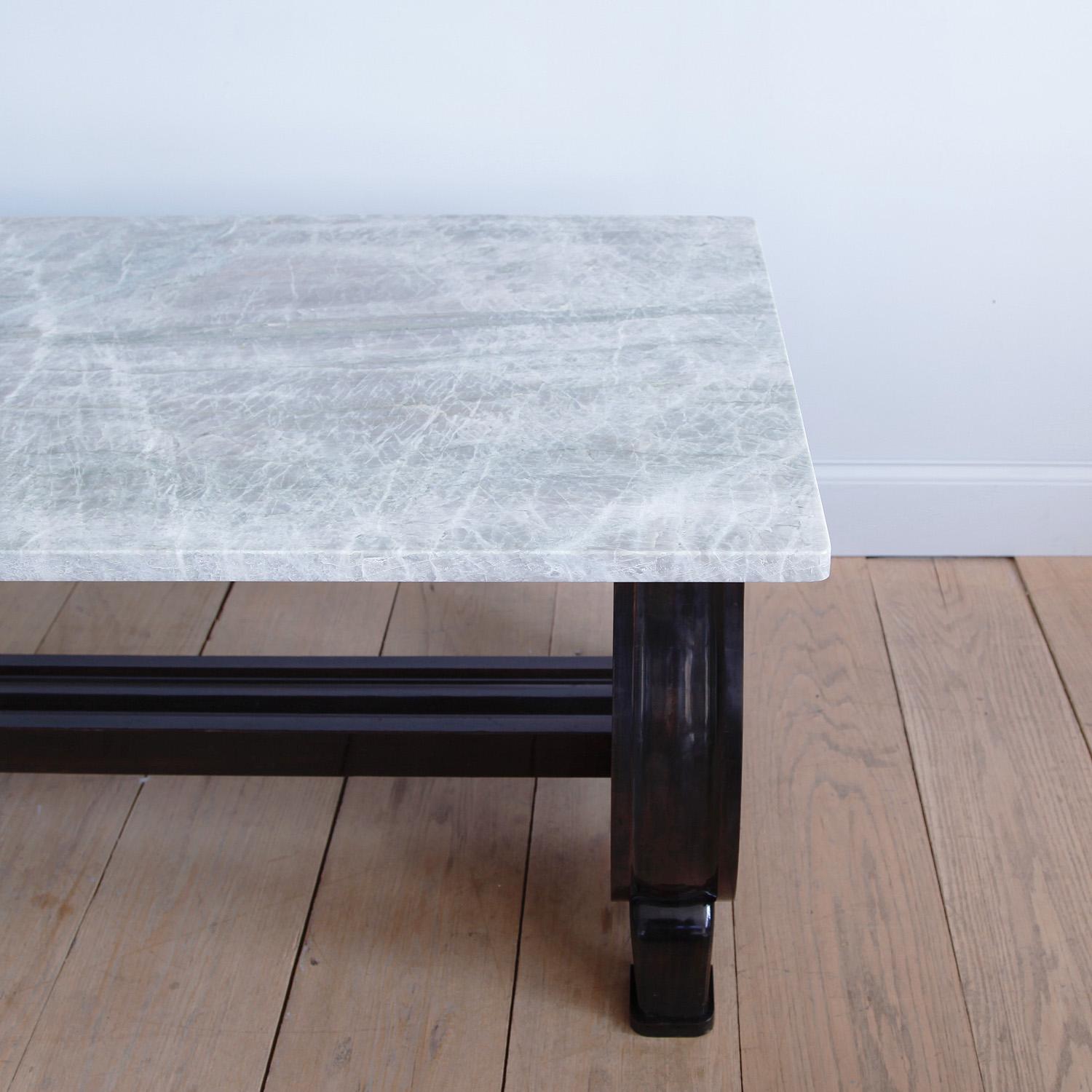 Mahagoni-Tisch mit Rollfuß und brasilianischer Quarzplatte (Französisch) im Angebot