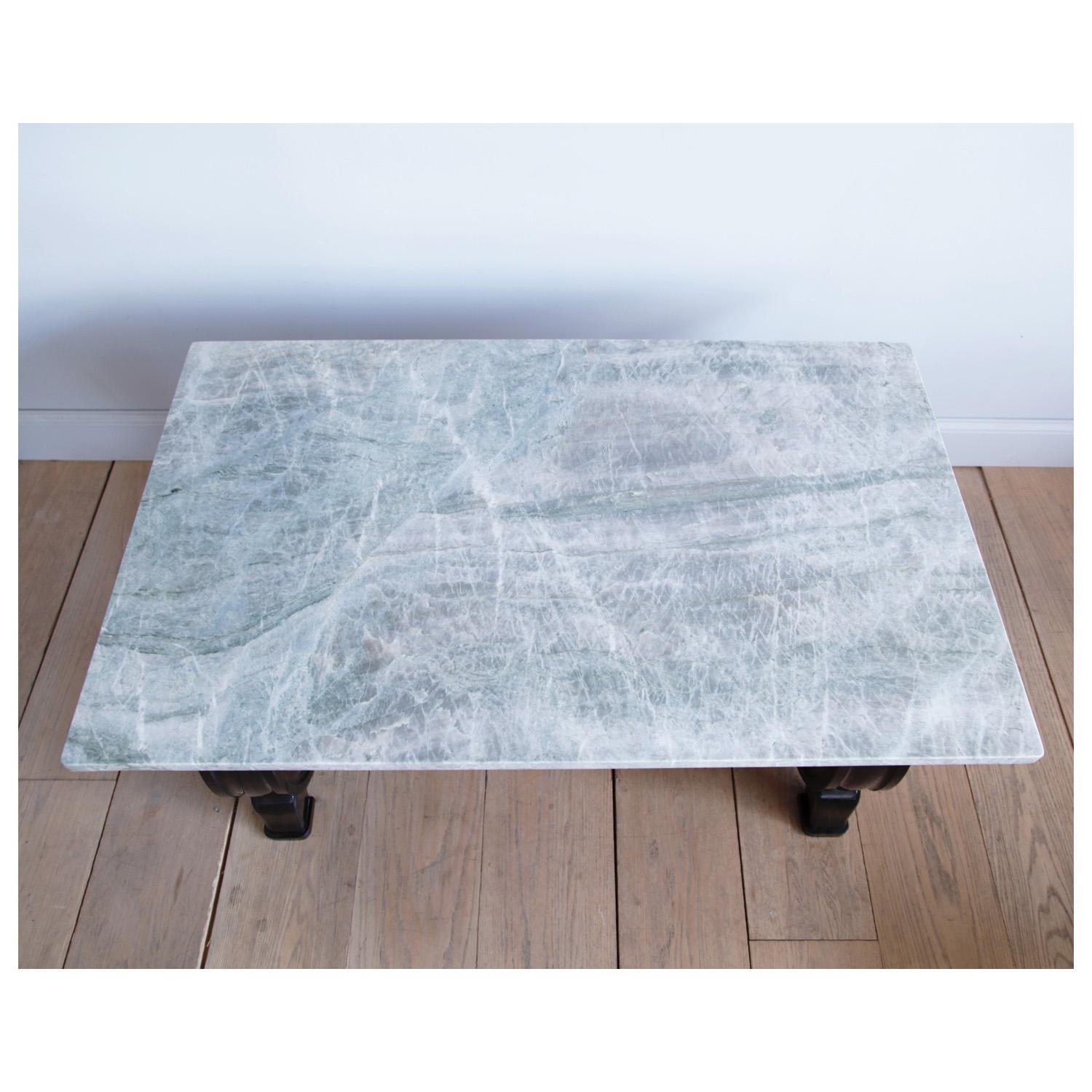 Mahagoni-Tisch mit Rollfuß und brasilianischer Quarzplatte im Zustand „Gut“ im Angebot in Long Island City, NY