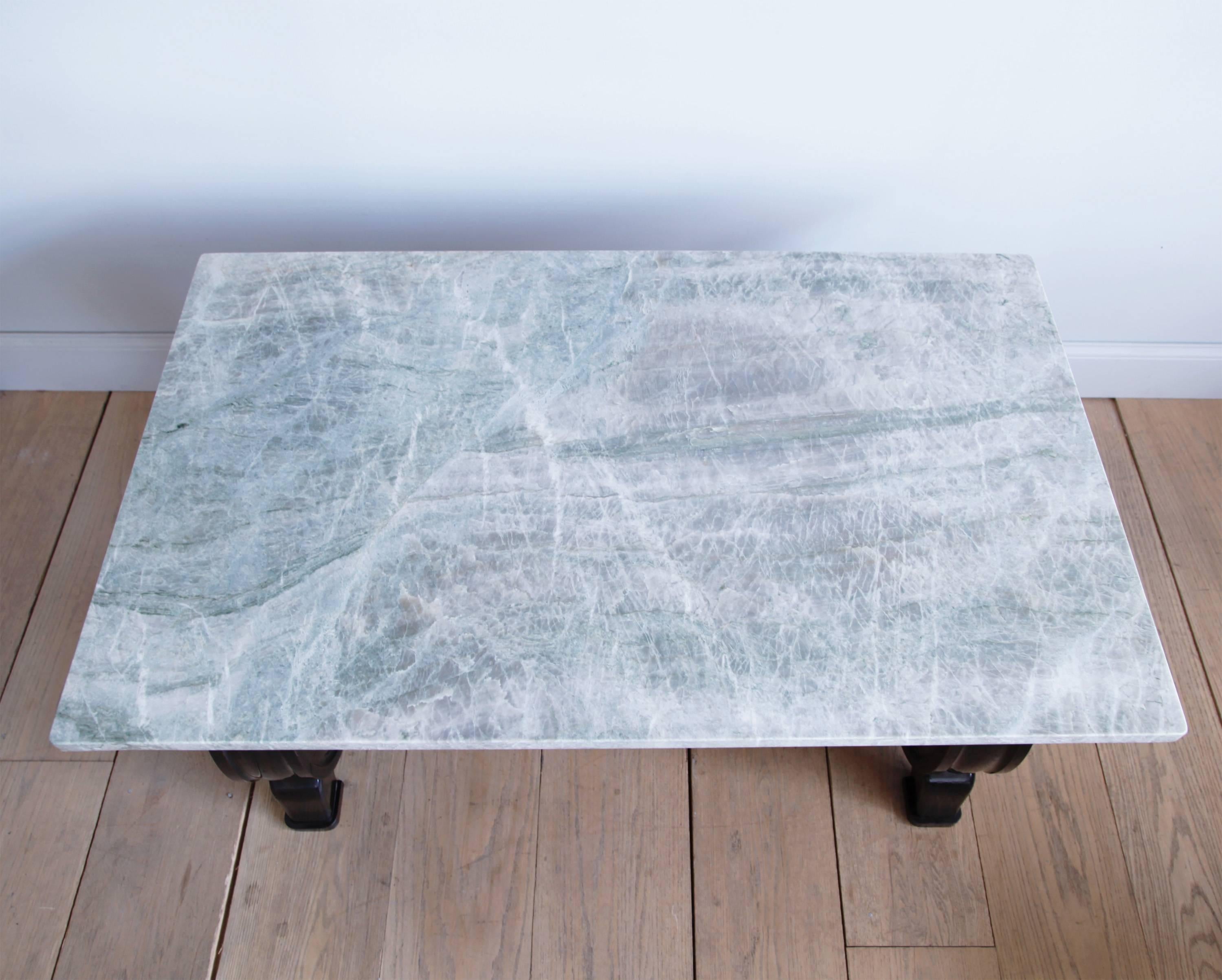 Mesa francesa de caoba con base de volutas y tapa de piedra siglo XX en venta