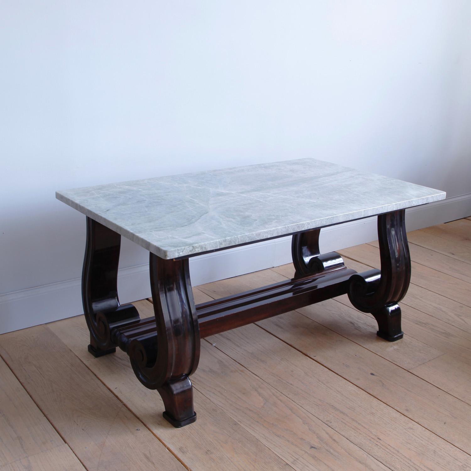 Mahagoni-Tisch mit Rollfuß und brasilianischer Quarzplatte (Frühes 20. Jahrhundert) im Angebot