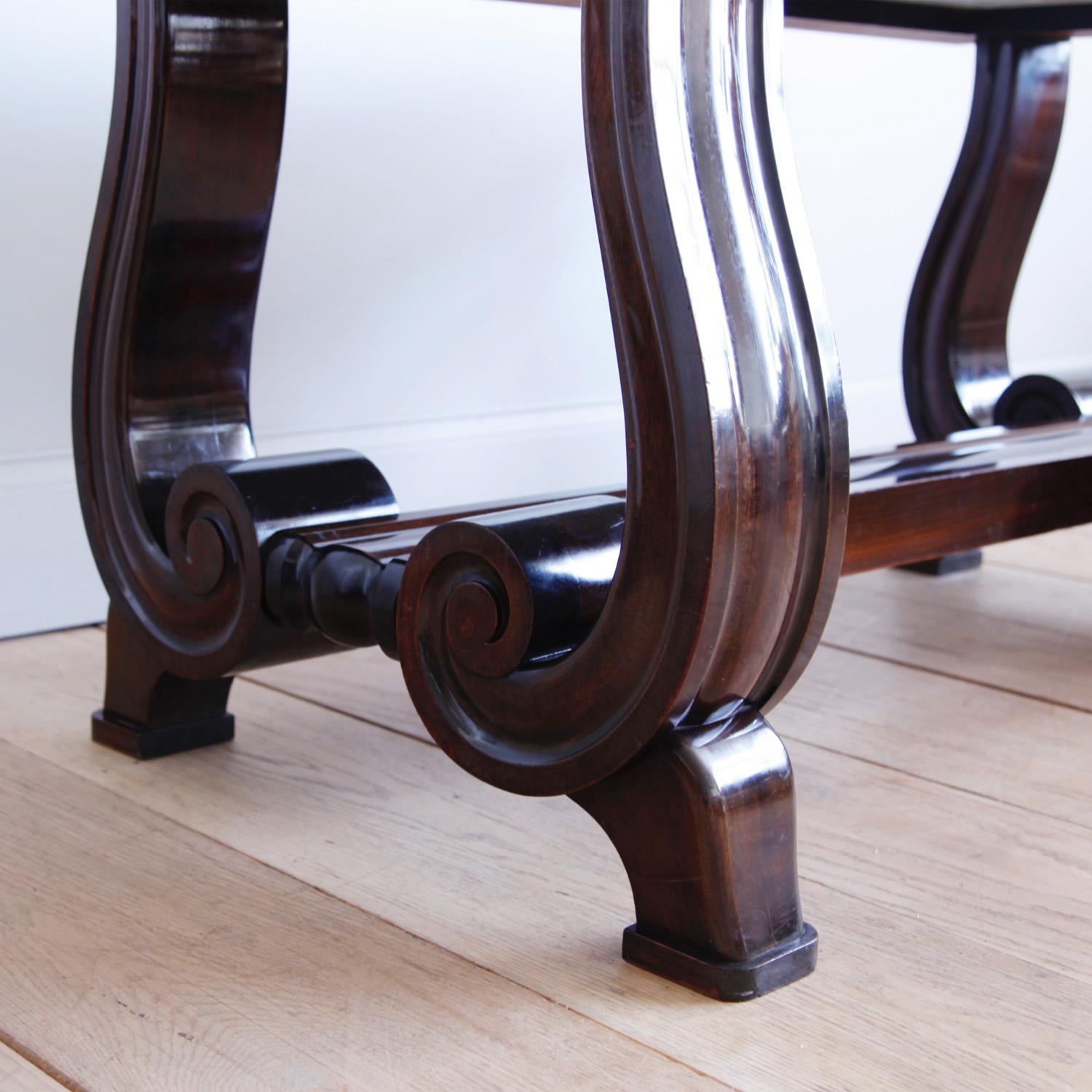 Mahagoni-Tisch mit Rollfuß und brasilianischer Quarzplatte im Angebot 1