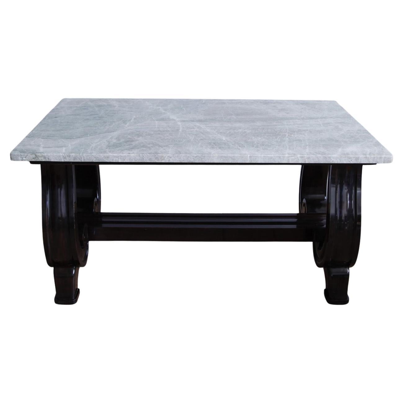 Mahagoni-Tisch mit Rollfuß und brasilianischer Quarzplatte im Angebot