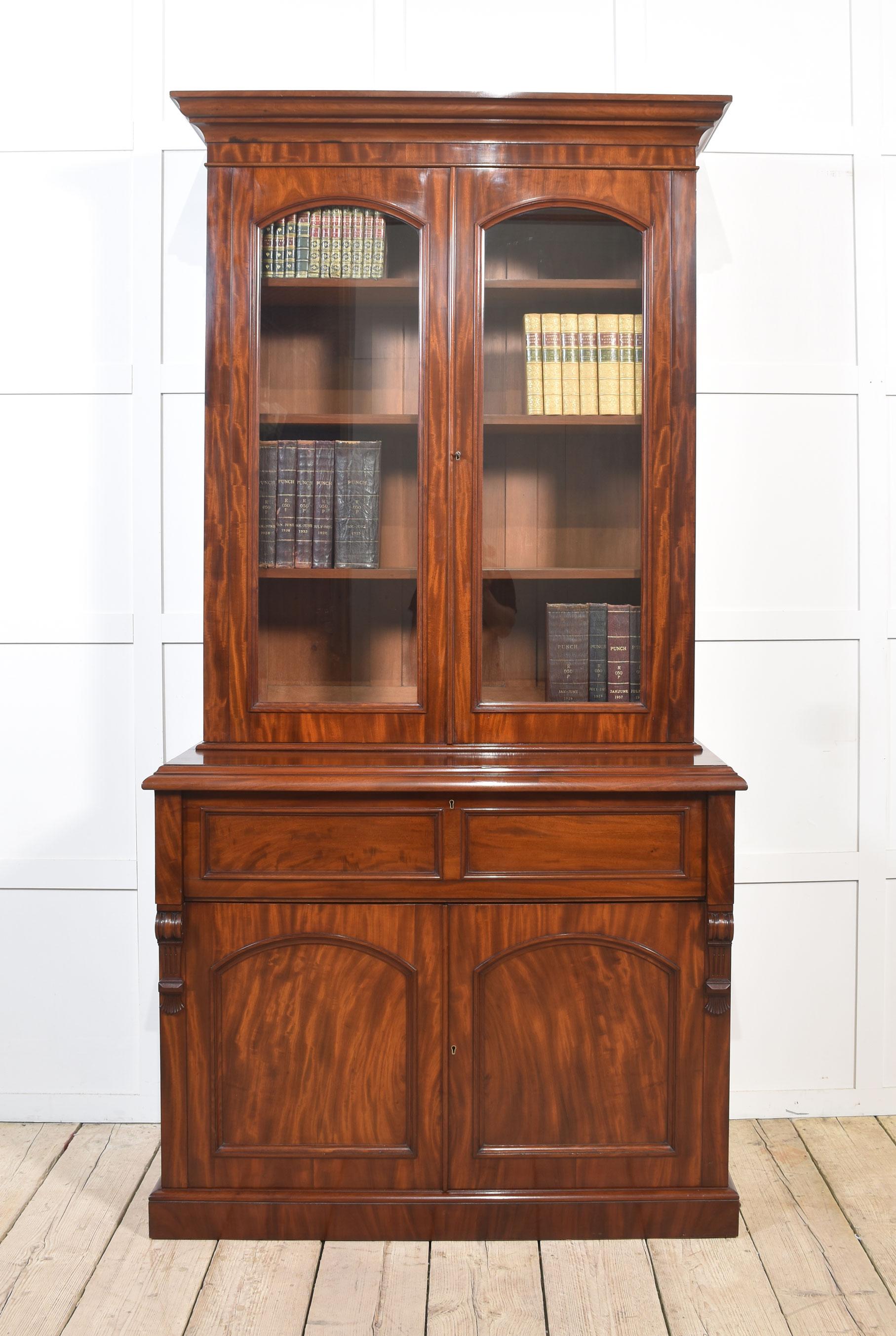 Viktorianisches Mahagoni-Sekretär-Bücherregal, mit Spitzbogengesims über einem Paar gewölbter Glastüren, die vier verstellbare Einlegeböden einschließen, der vorspringende Sockel mit Sekretariatsschublade, die sich öffnet, um einen eingebauten
