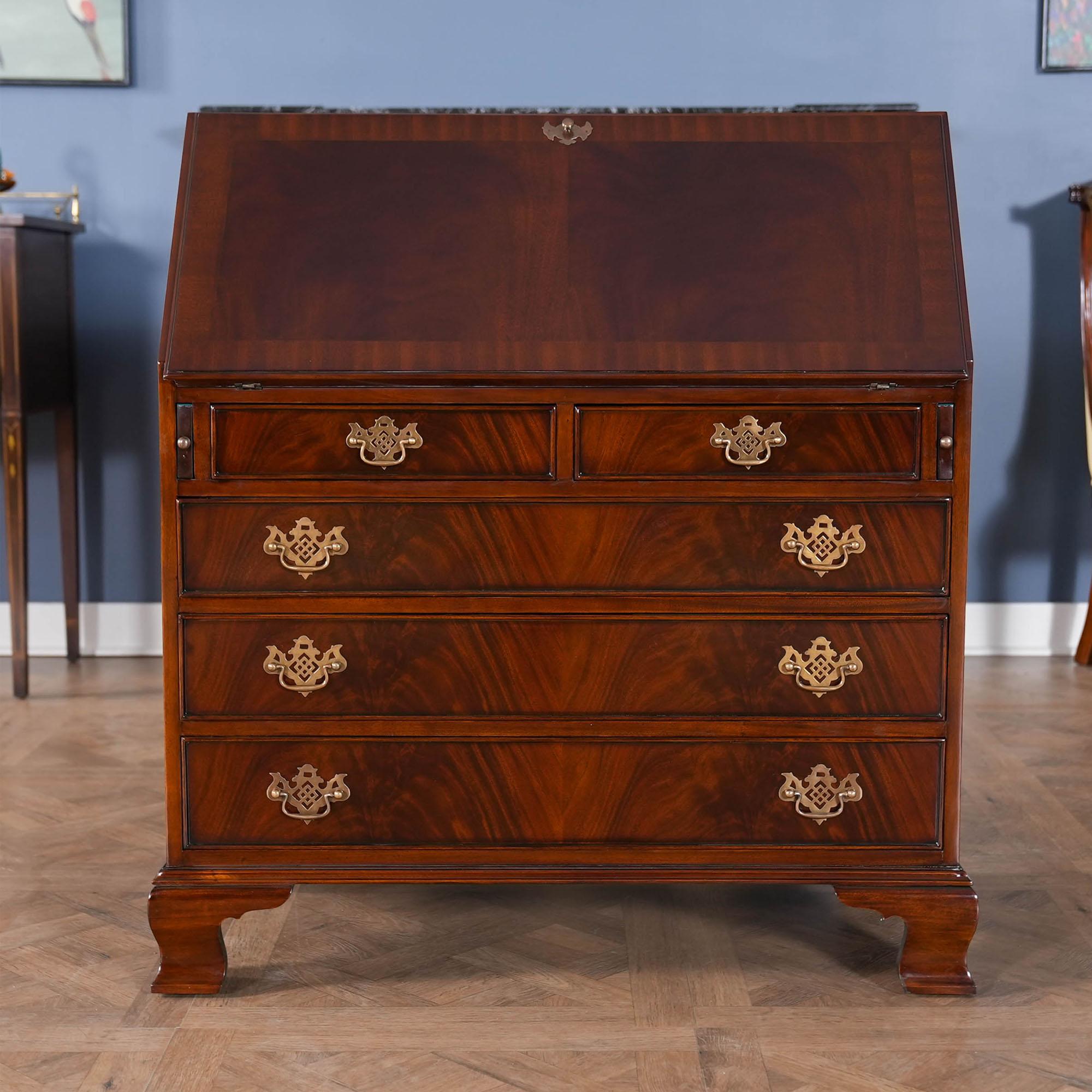 Renaissance Bureau secrétaire en acajou en vente