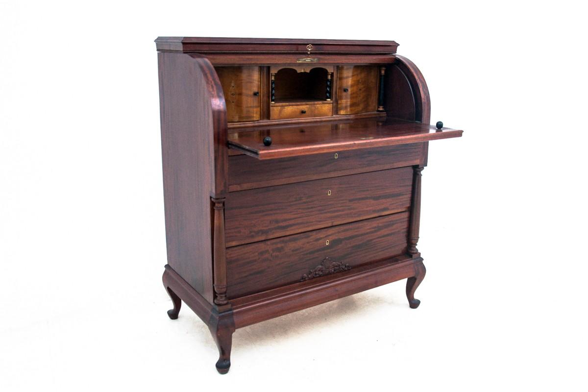 The antique, stylish secretary was made of mahogany wood in the 1927.
A neat piece of furniture for the office in the company or at home, a little forgotten today and not fully discovered yet, and has many advantages. The furniture is a desk closed