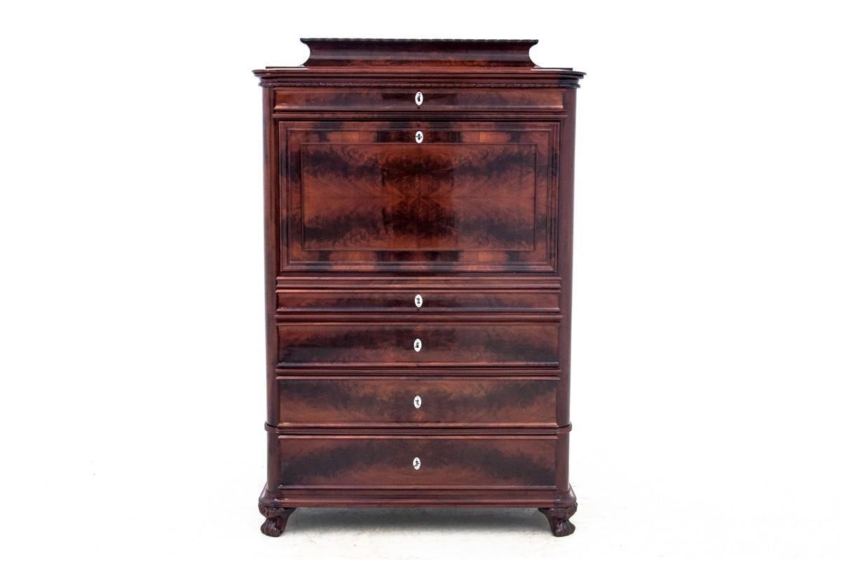 Impressionante segretaria della metà del XIX secolo in stile Biedermeier. I mobili antichi con una forma più bella aggiungeranno eleganza a qualsiasi interno. Si tratta di un mobile rappresentativo incentrato sulla funzionalità: ha uno sportello a