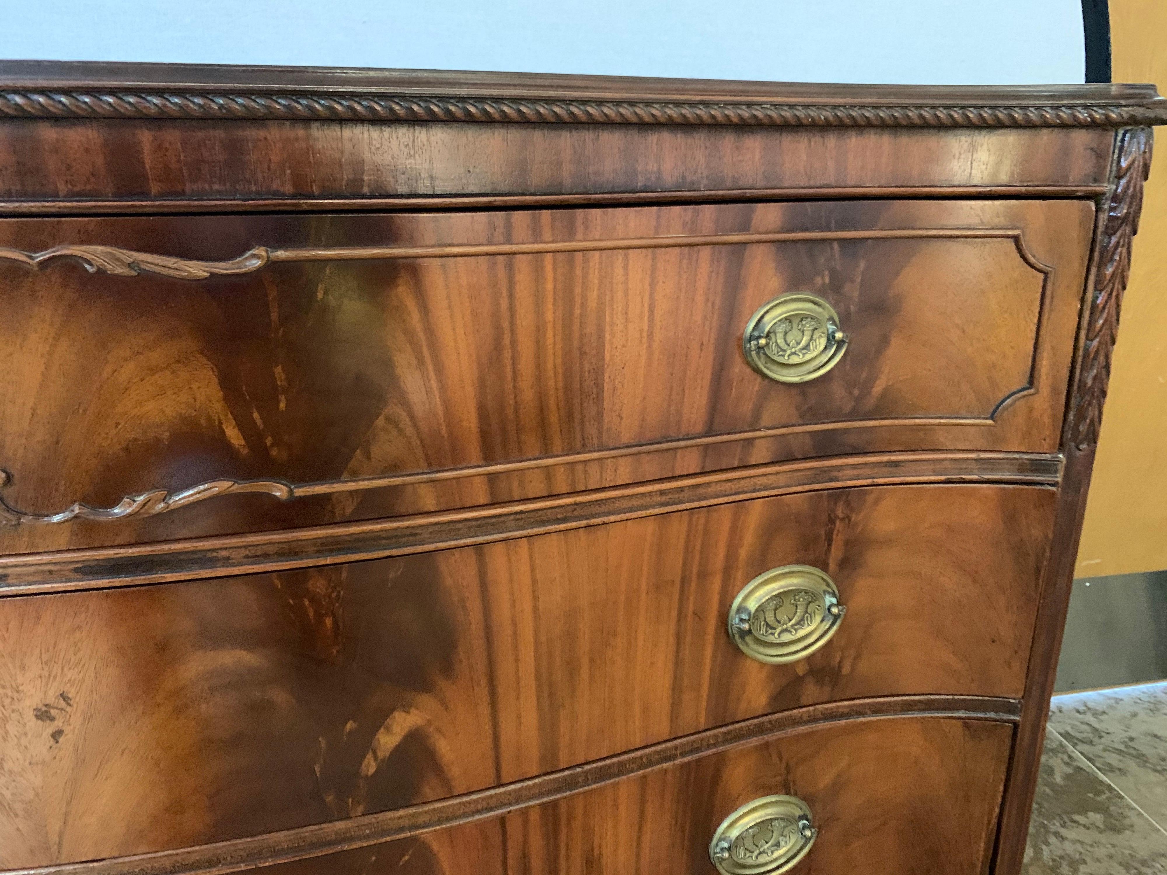 Mahogany Serpentine Four-Drawer Dresser Chest of Drawers Commode In Good Condition In West Hartford, CT
