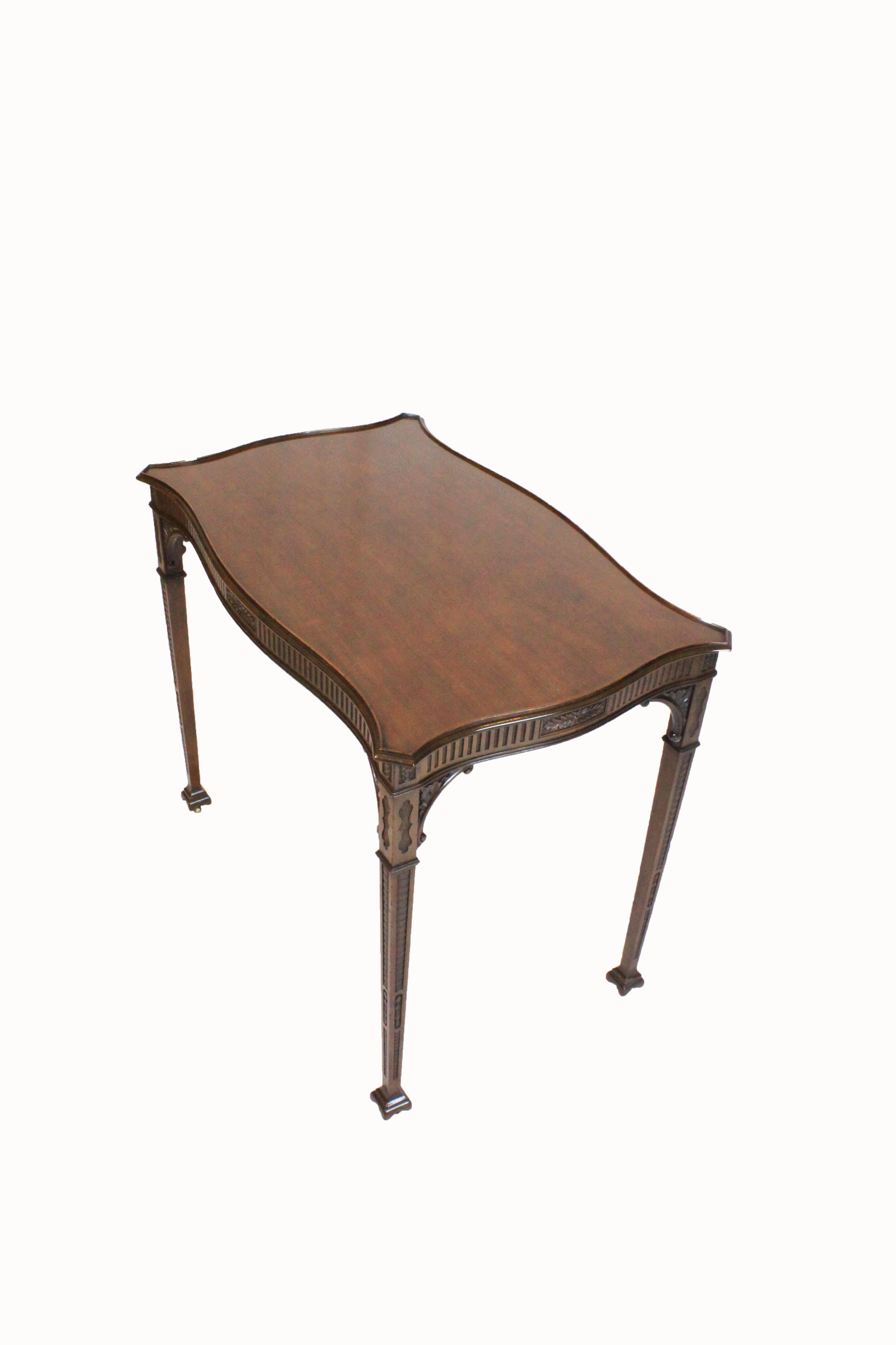 Style Adam Table d'argent serpentine en acajou en vente