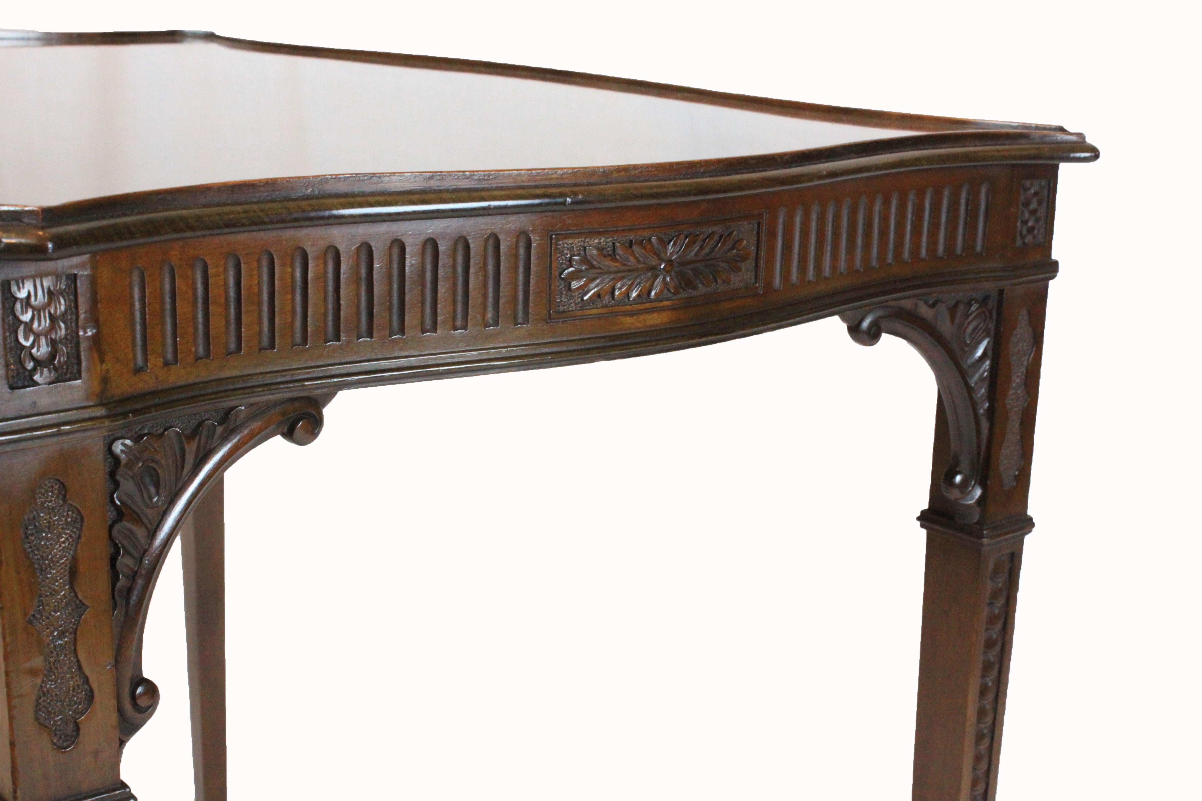 Table d'argent serpentine en acajou en vente 1