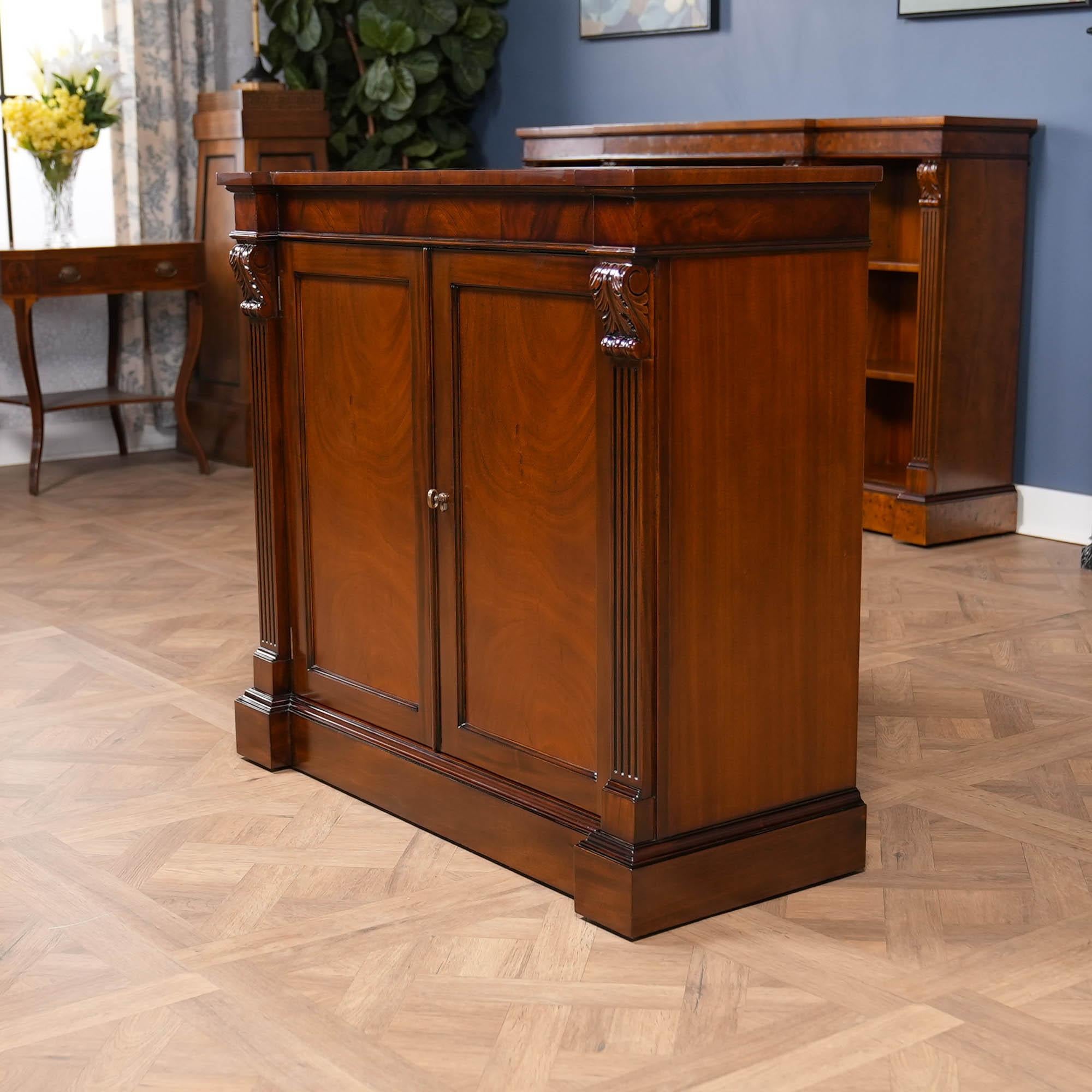 Le serveur en acajou est assorti à d'autres articles de notre collection Penhurst. D'une taille idéale, notre serveur en acajou peut s'intégrer dans des espaces restreints tout en offrant beaucoup d'espace de rangement. Les deux portes dissimulent