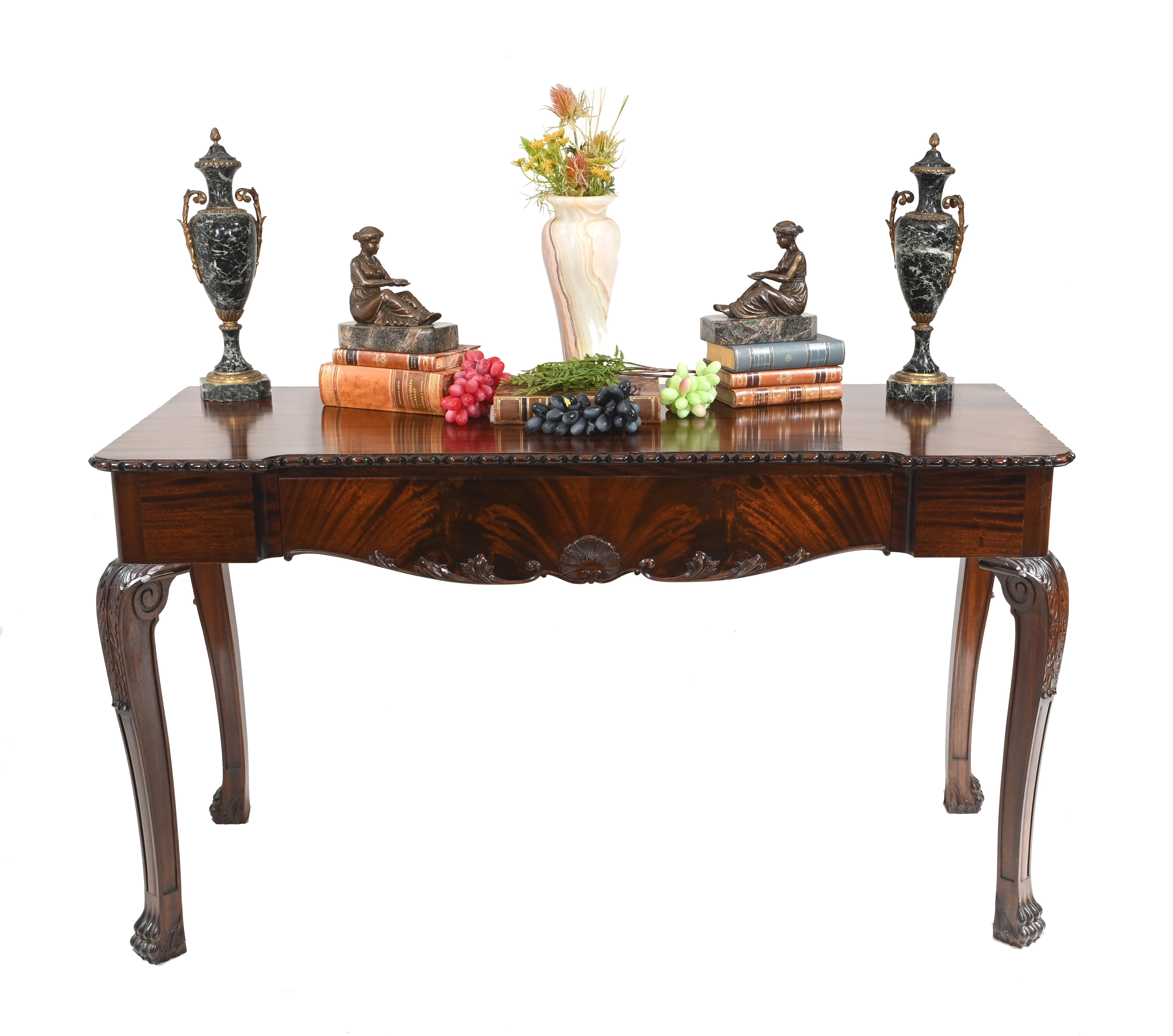 Wonderful antique mahogany serving table or buffet
In the style of Gillows and Co and circa 1880
Great looking piece of antique furniture
Some of our items are in storage so please check ahead of a viewing to see if it is on our shop