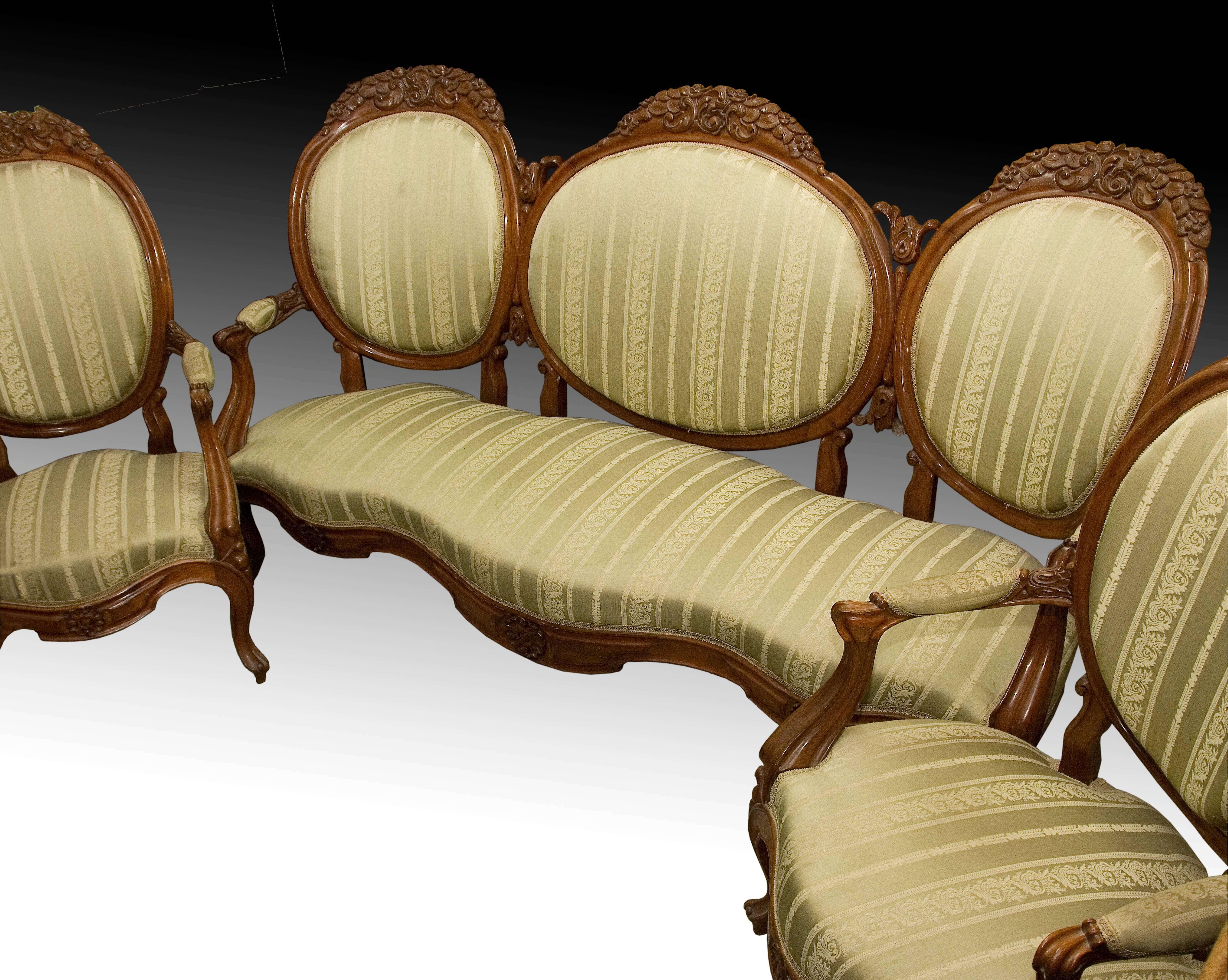 Elizabethan triplet in mahogany wood, 19th century. Tresillo with carved floral motifs, four cabriolet legs, curved and partially upholstered short arms, and 