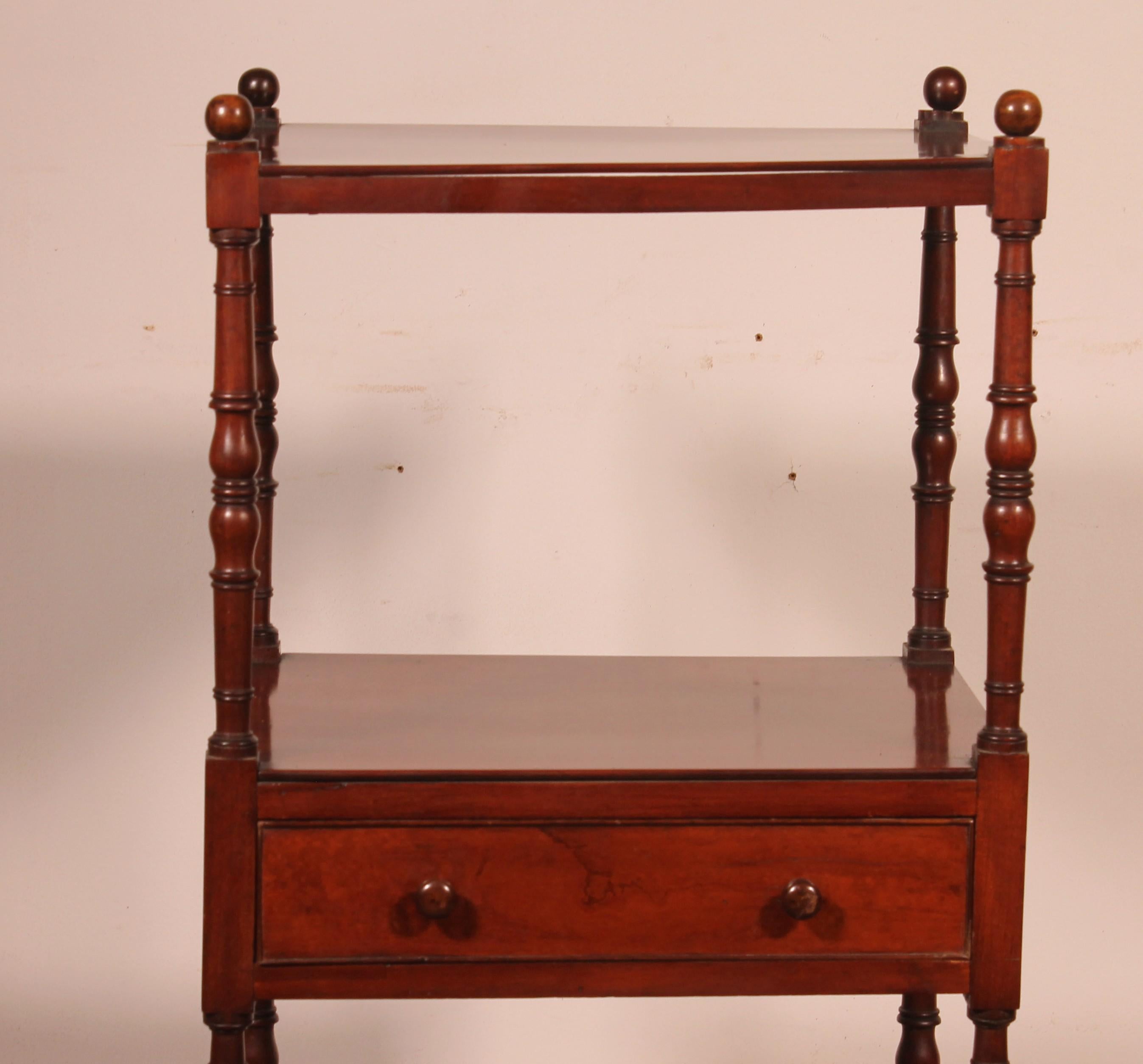 A charming mahogany whatnot composed of three shelves and a central drawer
This superb  shelf is entirely made of solid mahogany, including the interior of the drawer – a true mark of quality. Furthermore, it has been crafted and polished on all