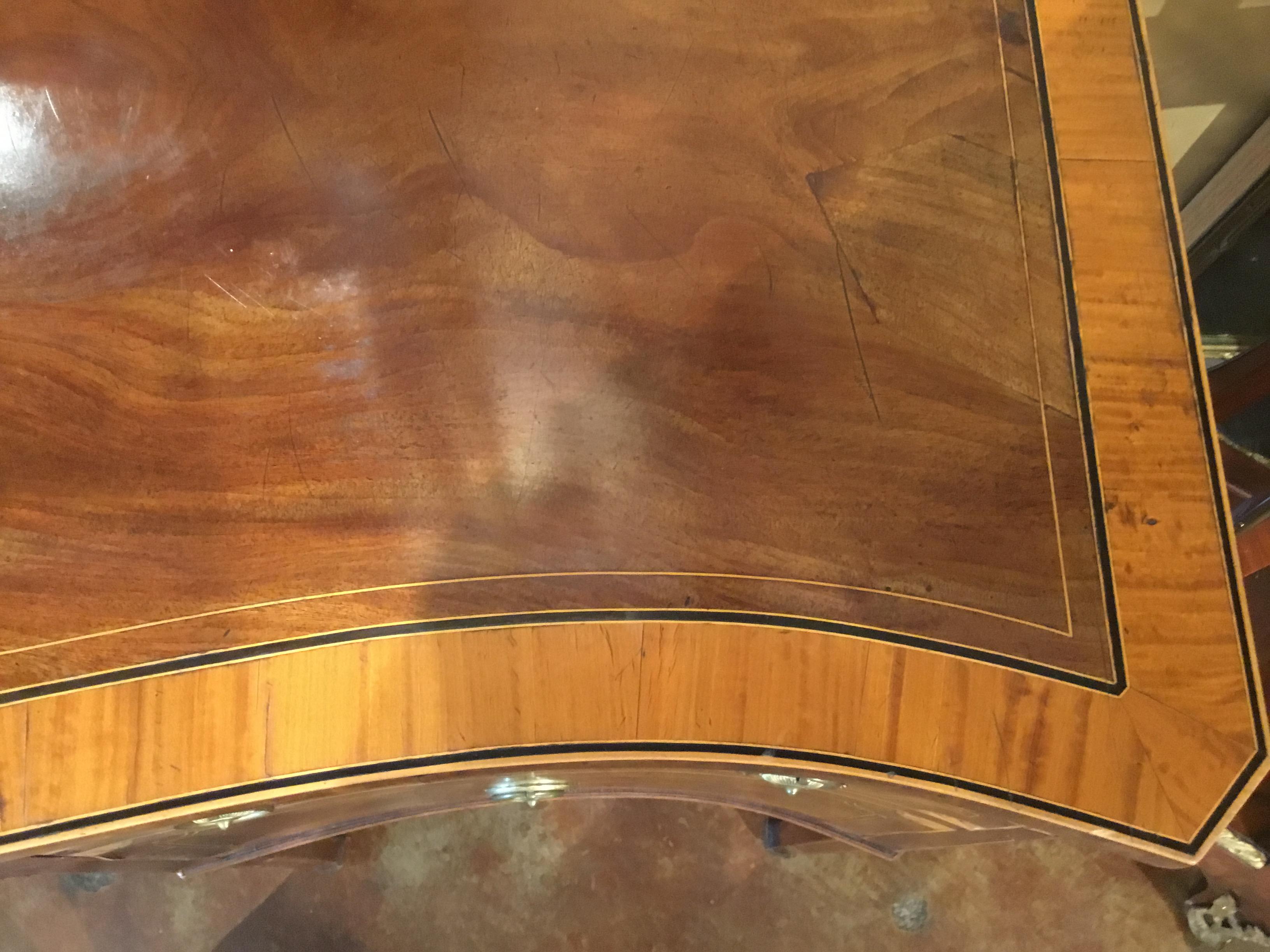 XVIII secolo Credenza in stile Sheraton in mogano, 18° secolo, con bordatura in legno satinato in vendita
