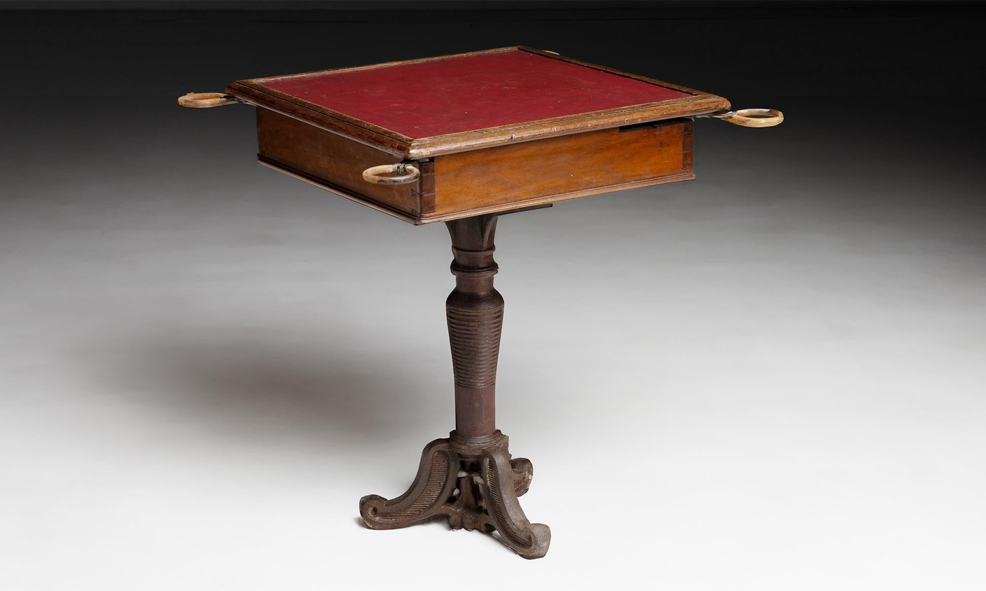 Table de navigation en acajou

Angleterre, vers 1900

Table carrée en acajou avec des supports dépliables pour les boissons ou les jetons de jeu. Le plateau de la table est recouvert de similicuir et repose sur une base en fonte.

29 
