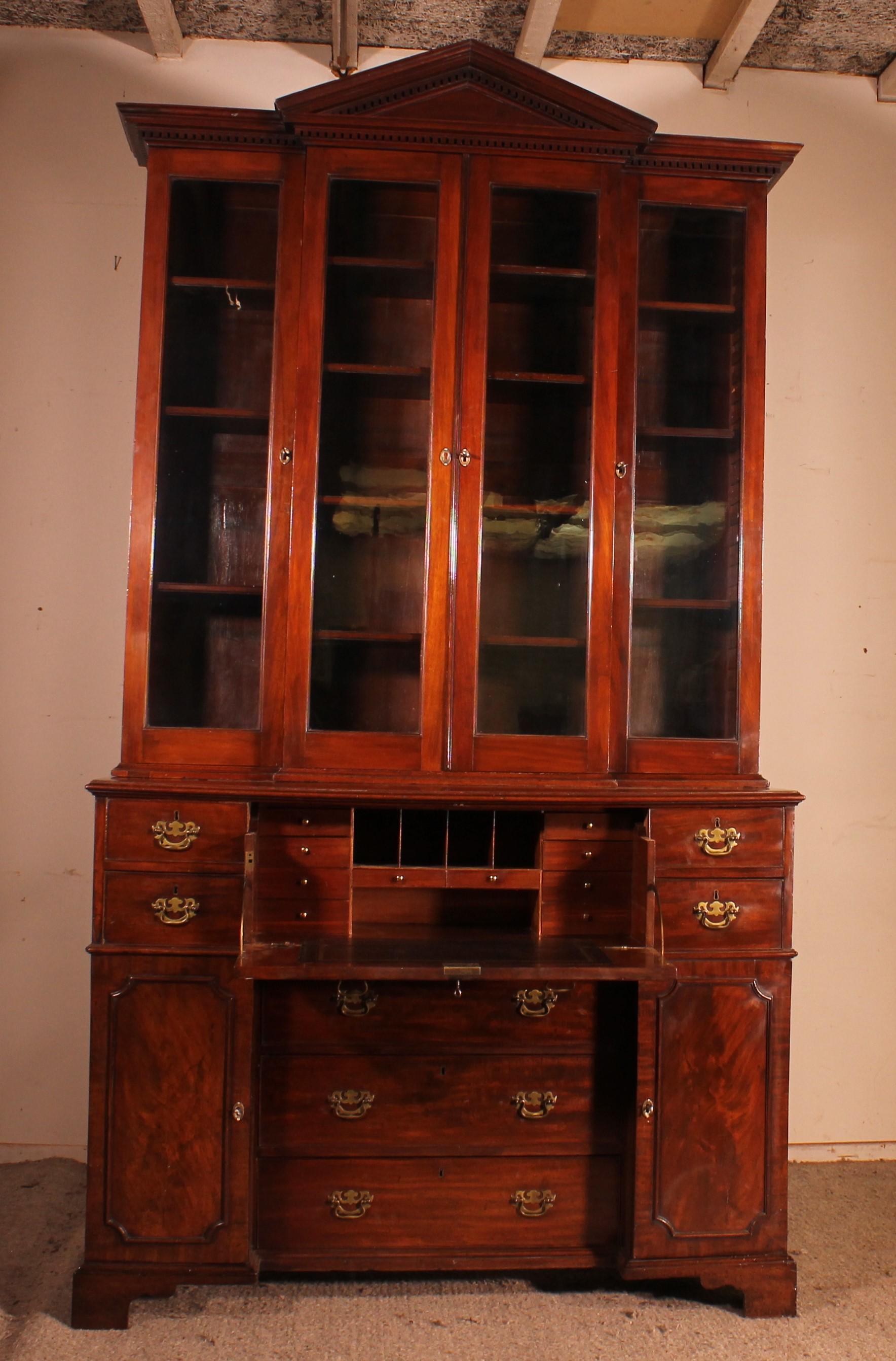 Superb and rare mahogany bookcase or display cabinet from the 18th century from England
very good quality mahogany with a beautiful flame

Small model composed of a lower part with several doors, drawers and a secretary in the center
the secretary