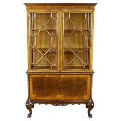 Vitrine en bois et placage d'acajou de style Chippendale des années 1930