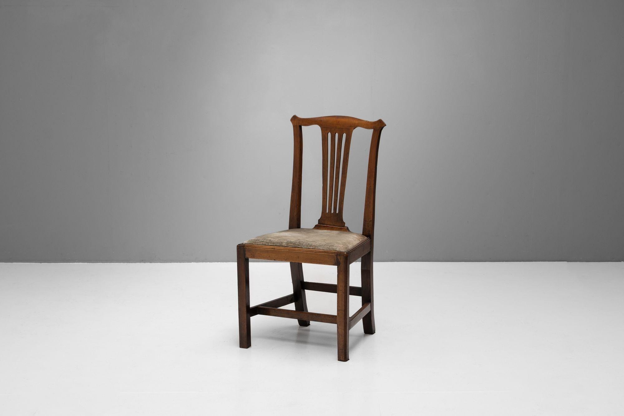 Silla auxiliar / de escritorio individual de caoba.
Alrededor de 1840.
H 96 cm (SH cm) x A 50 cm x P 49,5 cm
Ponte en contacto con nosotros para obtener un presupuesto exacto del envío.