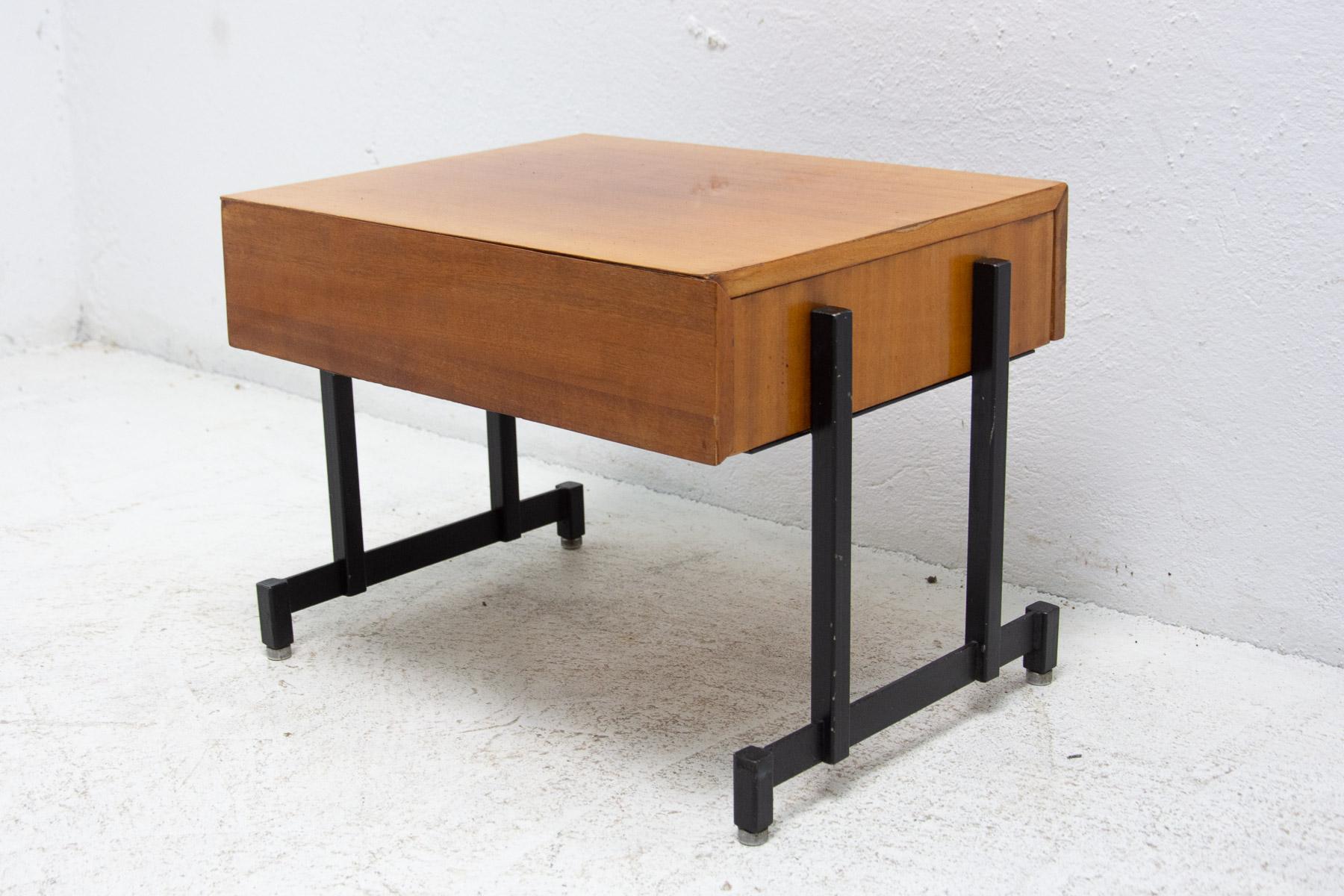Vintage side or TV table, made in the former Czechoslovakia in the 1970´s.

It's made of mahogany and iron.

In very good Vintage condition.

Height: 38 cm
Width: 53 cm
Depth: 40 cm.