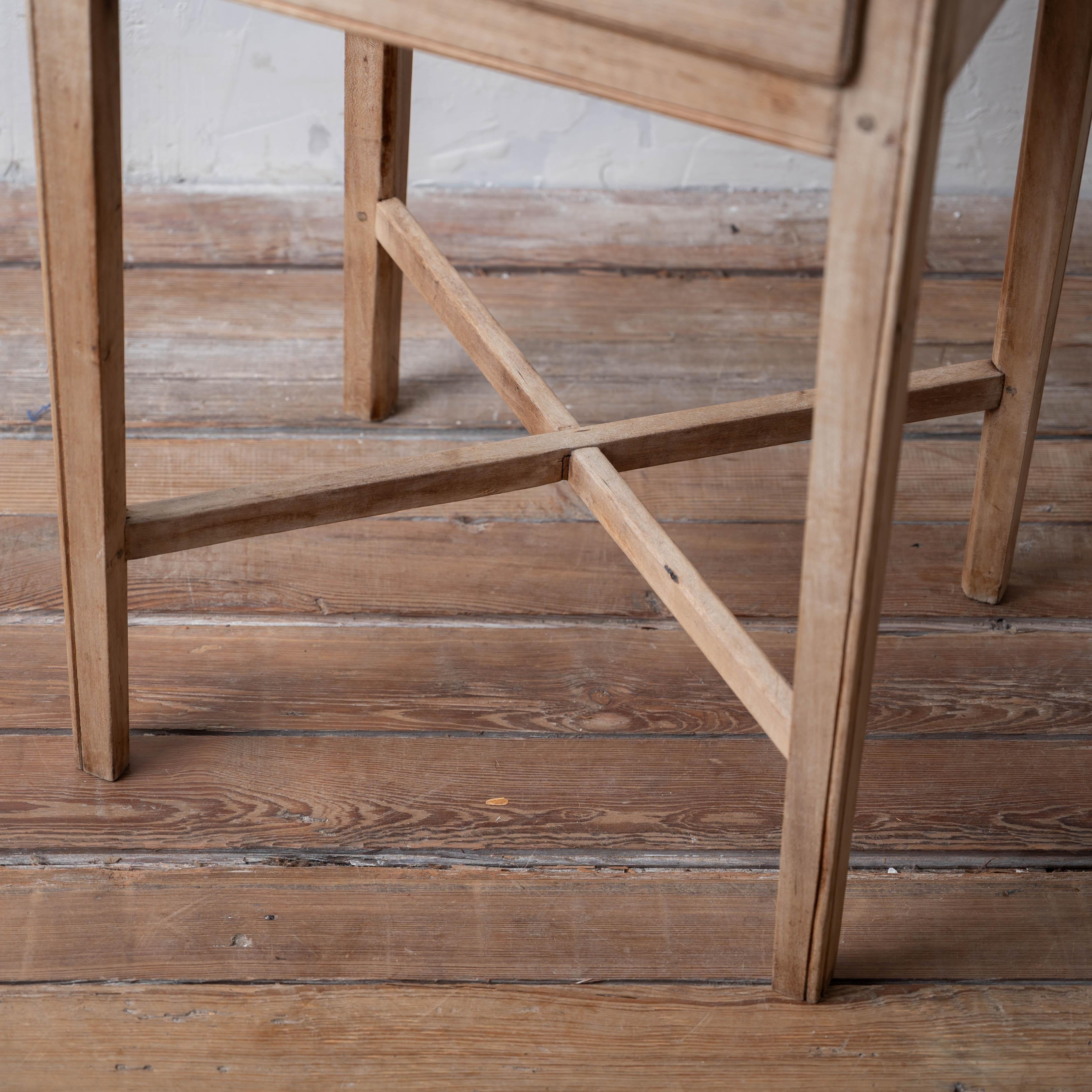 Mahogany Side Table with X Stretcher, 18th Century For Sale 10