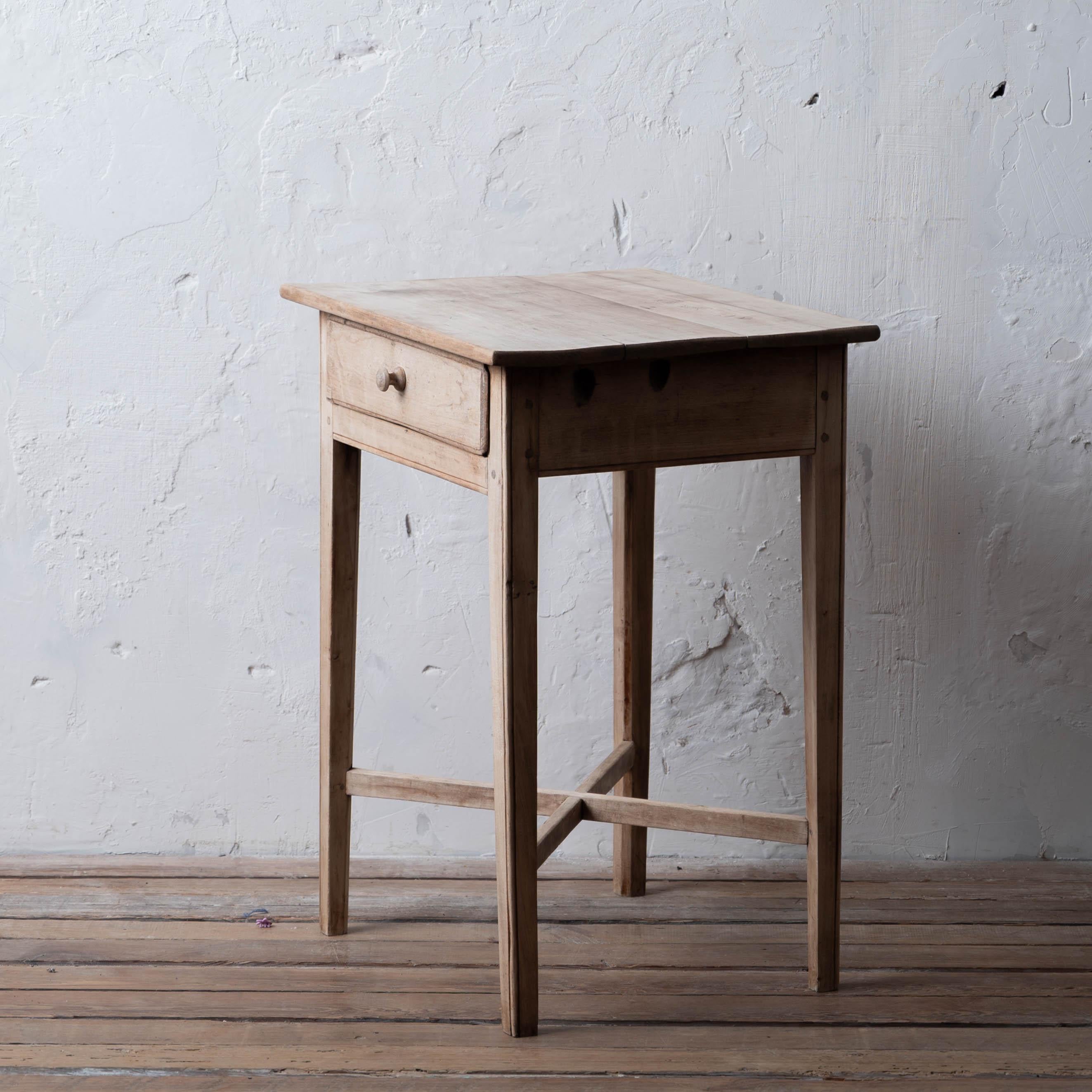 Mahogany Side Table with X Stretcher, 18th Century For Sale 4